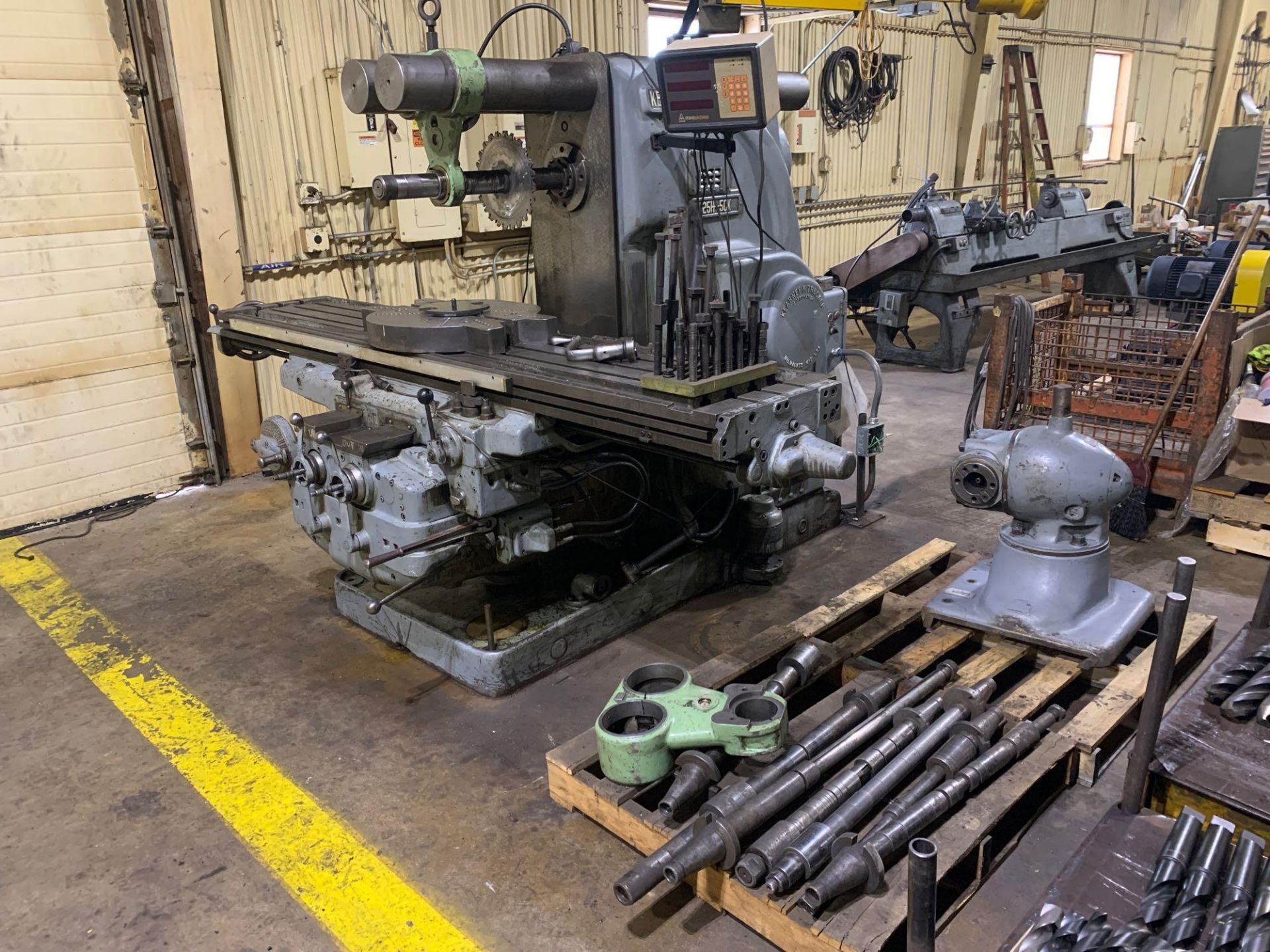 Kearney & Trecker 25HP-5CK Horizontal Mill Model 25HP-5CK Serial Number: 20-7150 With: Vertical Head - Image 4 of 25