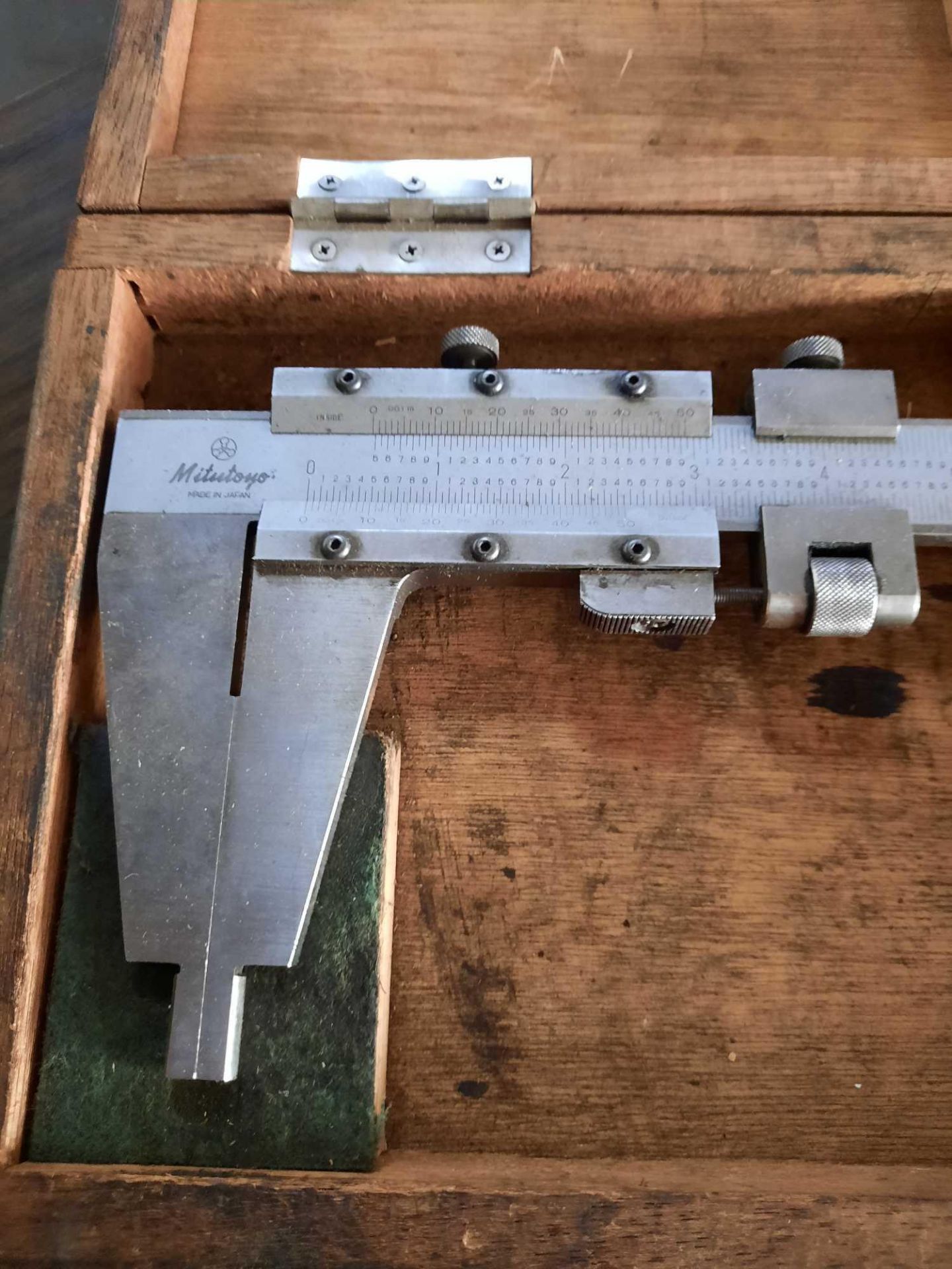 Mitutoyo 18 inch vernier caliper in wood box - Image 2 of 4