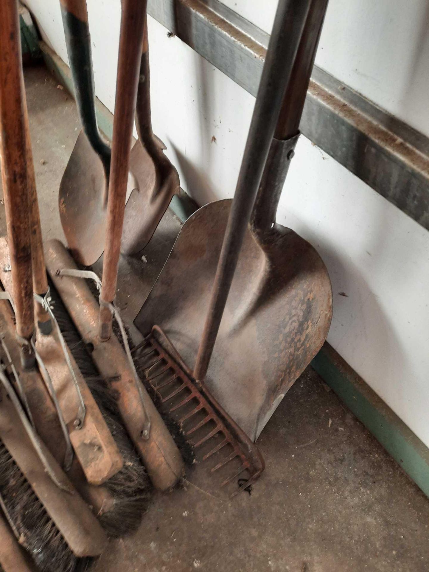 Assorted push brooms and shovels - Image 3 of 3