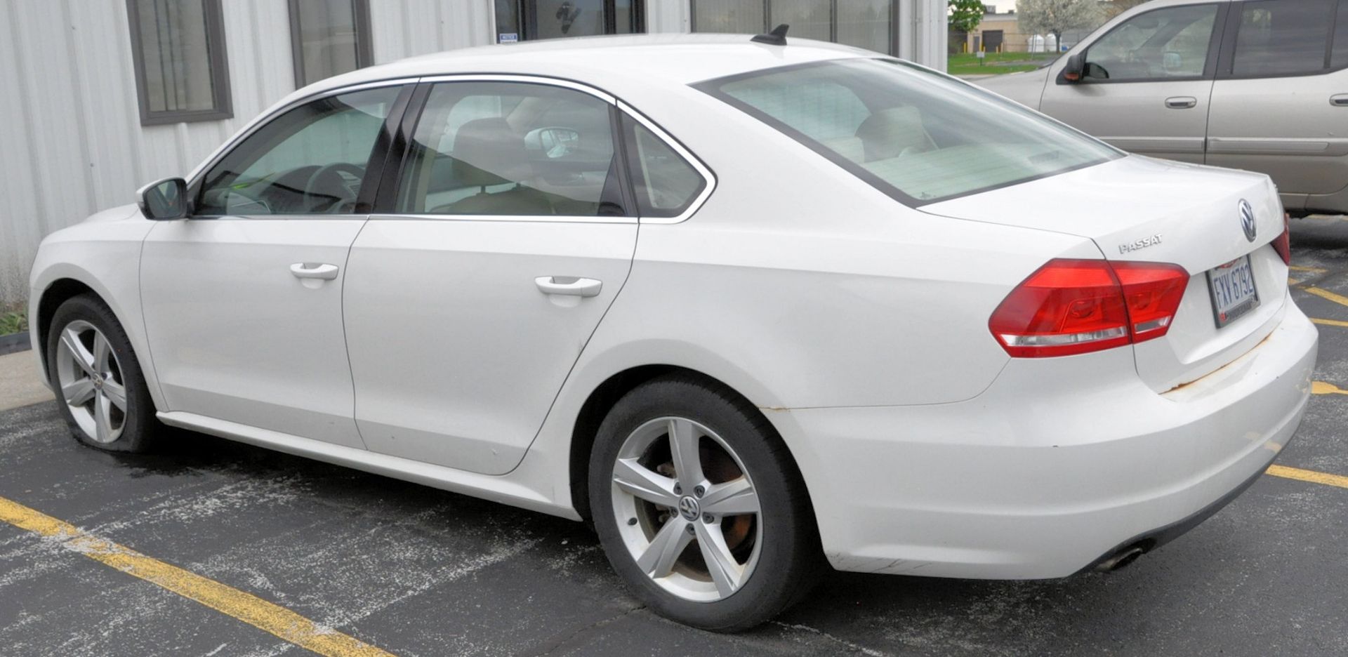 2013 Volkswagen Passat 4-Door Sedan, VIN 1VWBP7A3XDC115440, 2.5 Gas Engine, Auto Transmission, 242, - Image 4 of 10