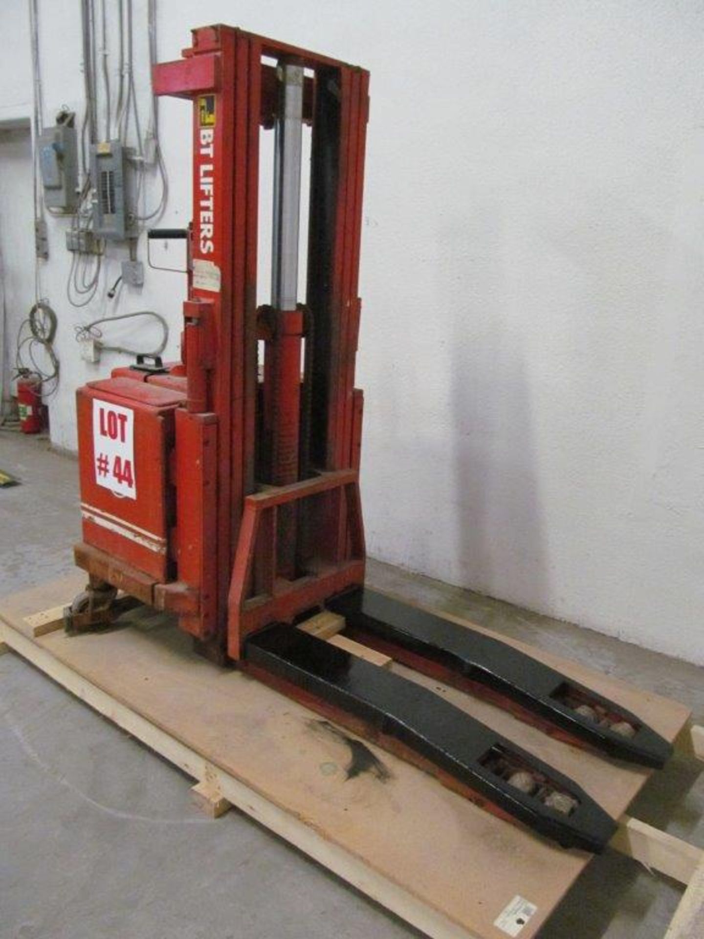 BT HYDRAULIC LIFT, 1200KG CAPACITY, LOCATION, HAWKESBURY, ONTARIO - Image 3 of 3