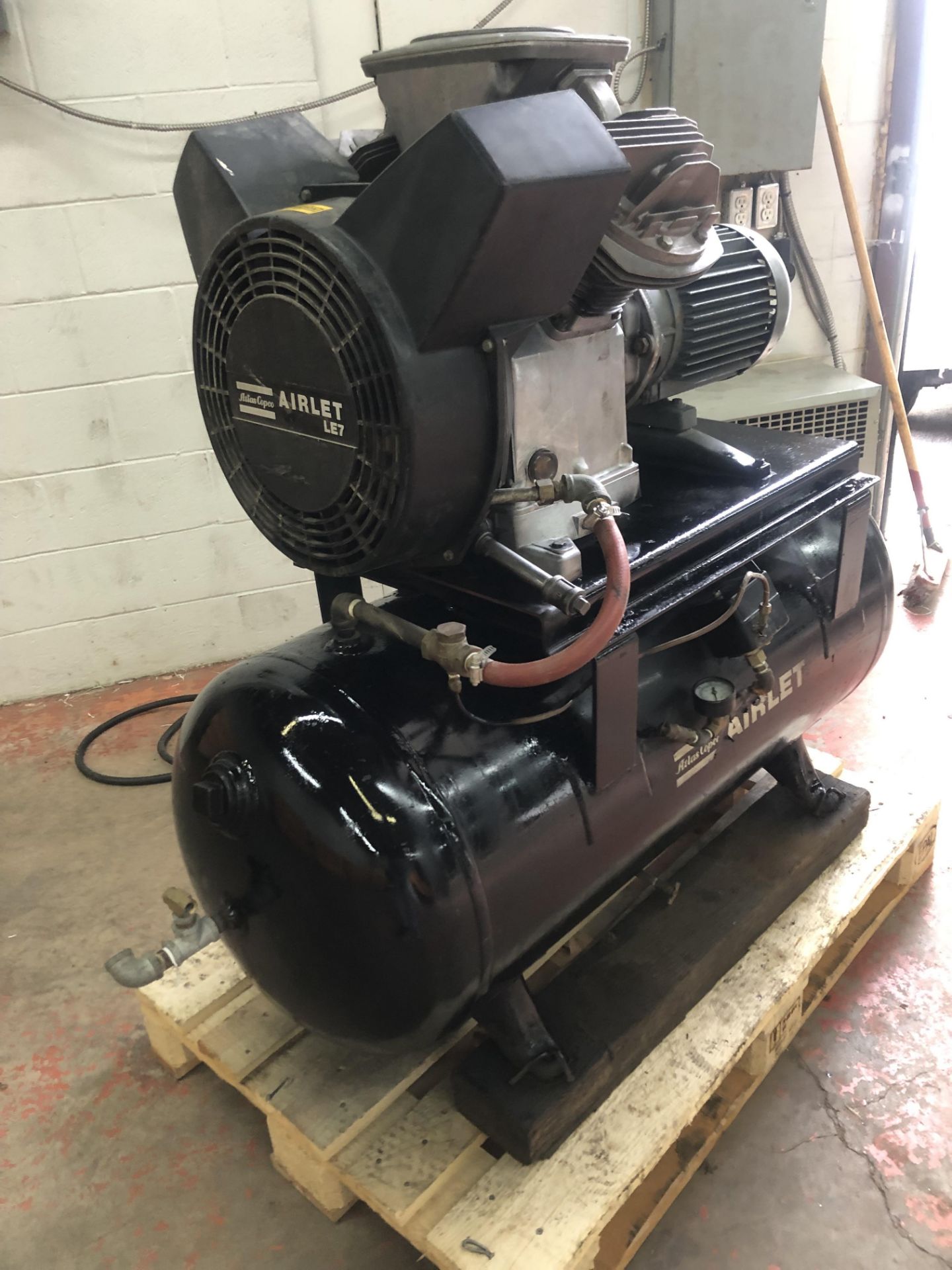 ATLAS COPCO 7.5 HP AIR COMPRESSOR, MODEL AIRLET LE 7. LOCATION, MONTREAL, QUEBEC - Image 2 of 5