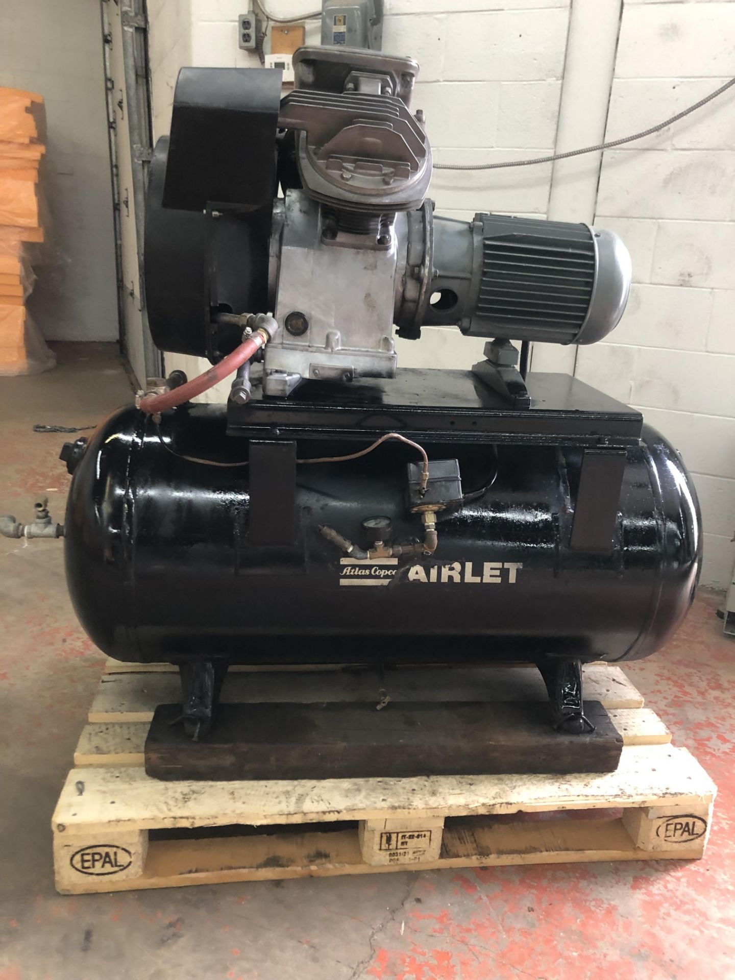 ATLAS COPCO 7.5 HP AIR COMPRESSOR, MODEL AIRLET LE 7. LOCATION, MONTREAL, QUEBEC