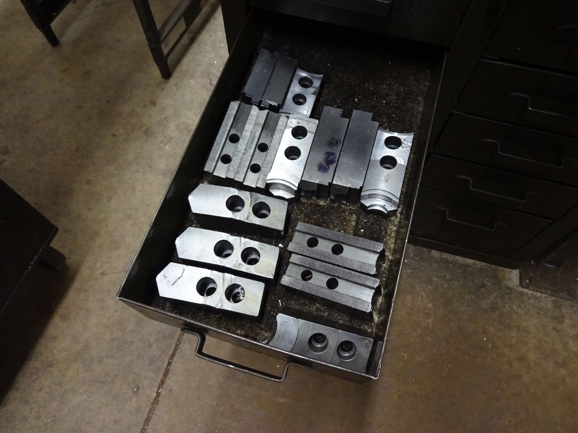 METAL STORAGE CABINET W/ ASSORTED CHUCK JAWS - Bild 2 aus 3