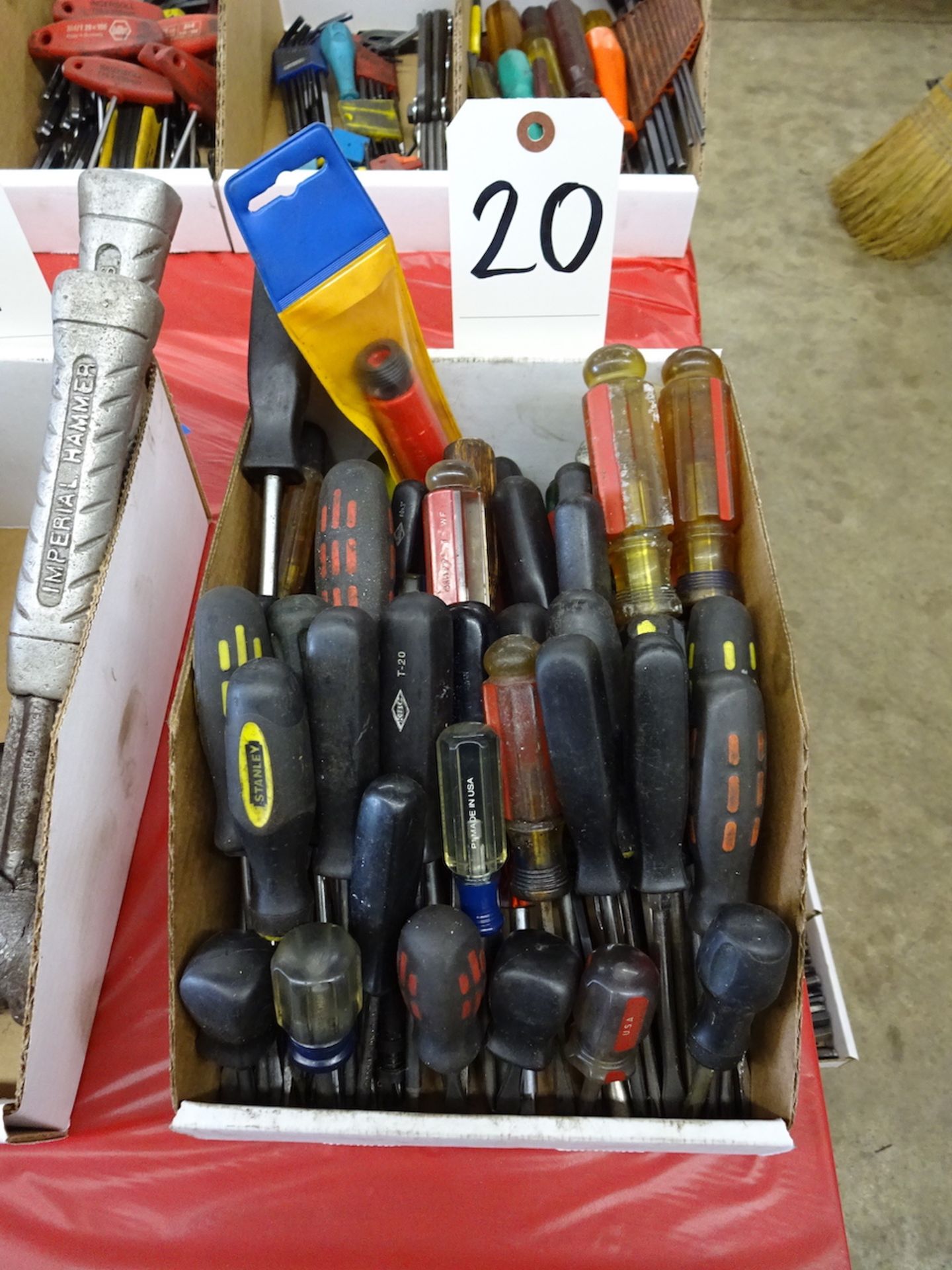 LOT ASSORTED SCREW DRIVERS