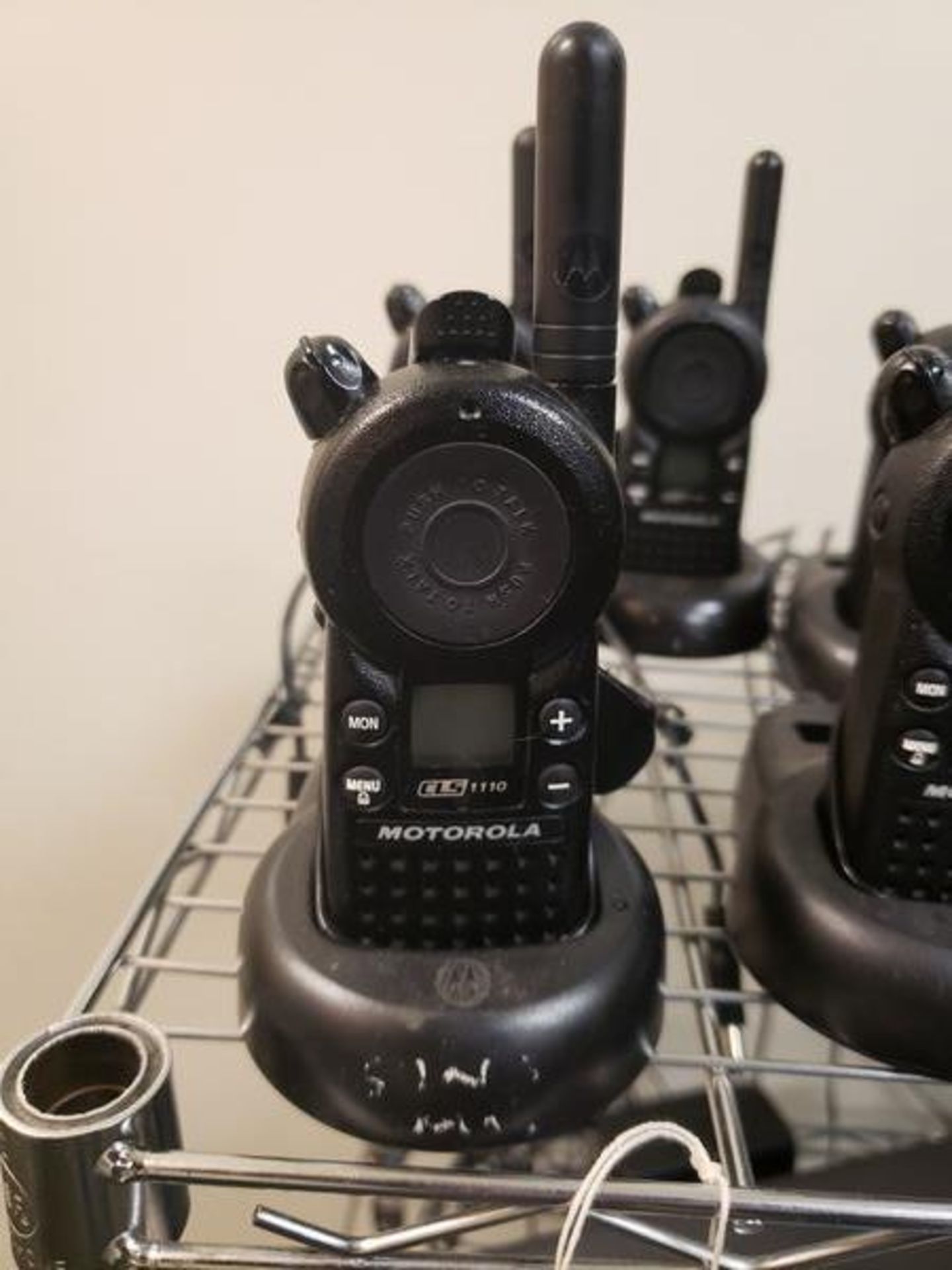 (x14) MOTOROLA WALKIE TALKIES WITH CHARGING STANDS AND CORDS - Image 2 of 4