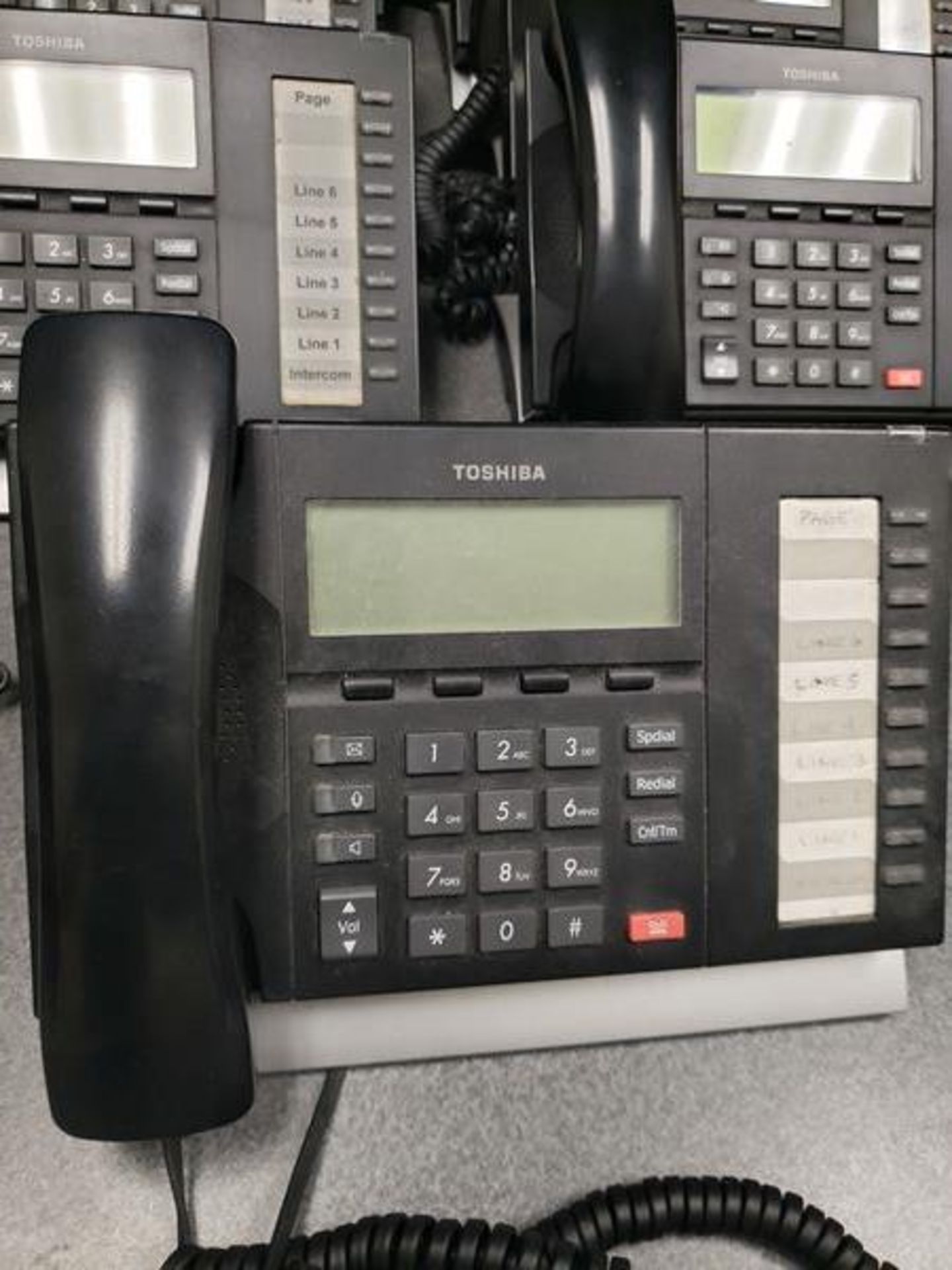 TOSHIBA STRATA PHONE SYSTEM WITH 9 PHONES - Image 3 of 3