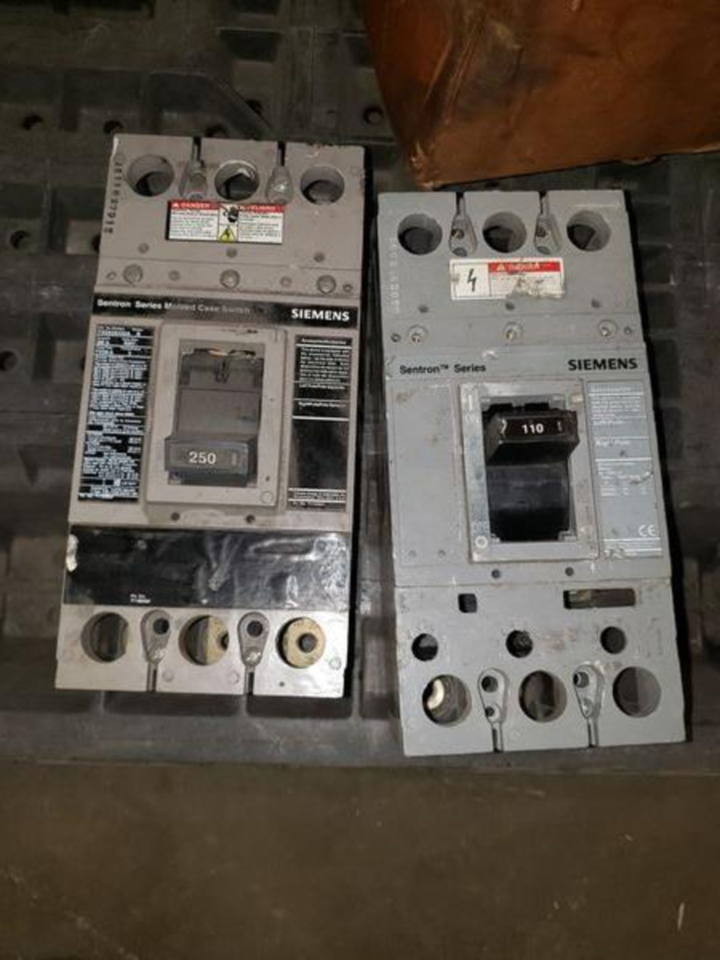 LOT OF SIEMENS BREAKERS