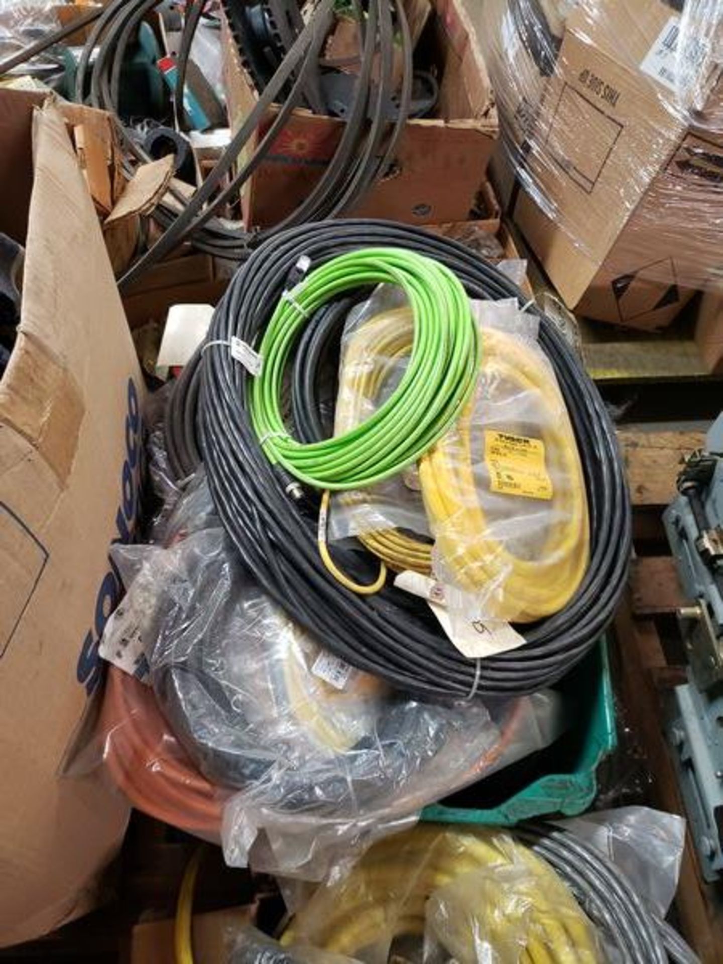 LOT OF CORDS AND CABLE - Image 4 of 4