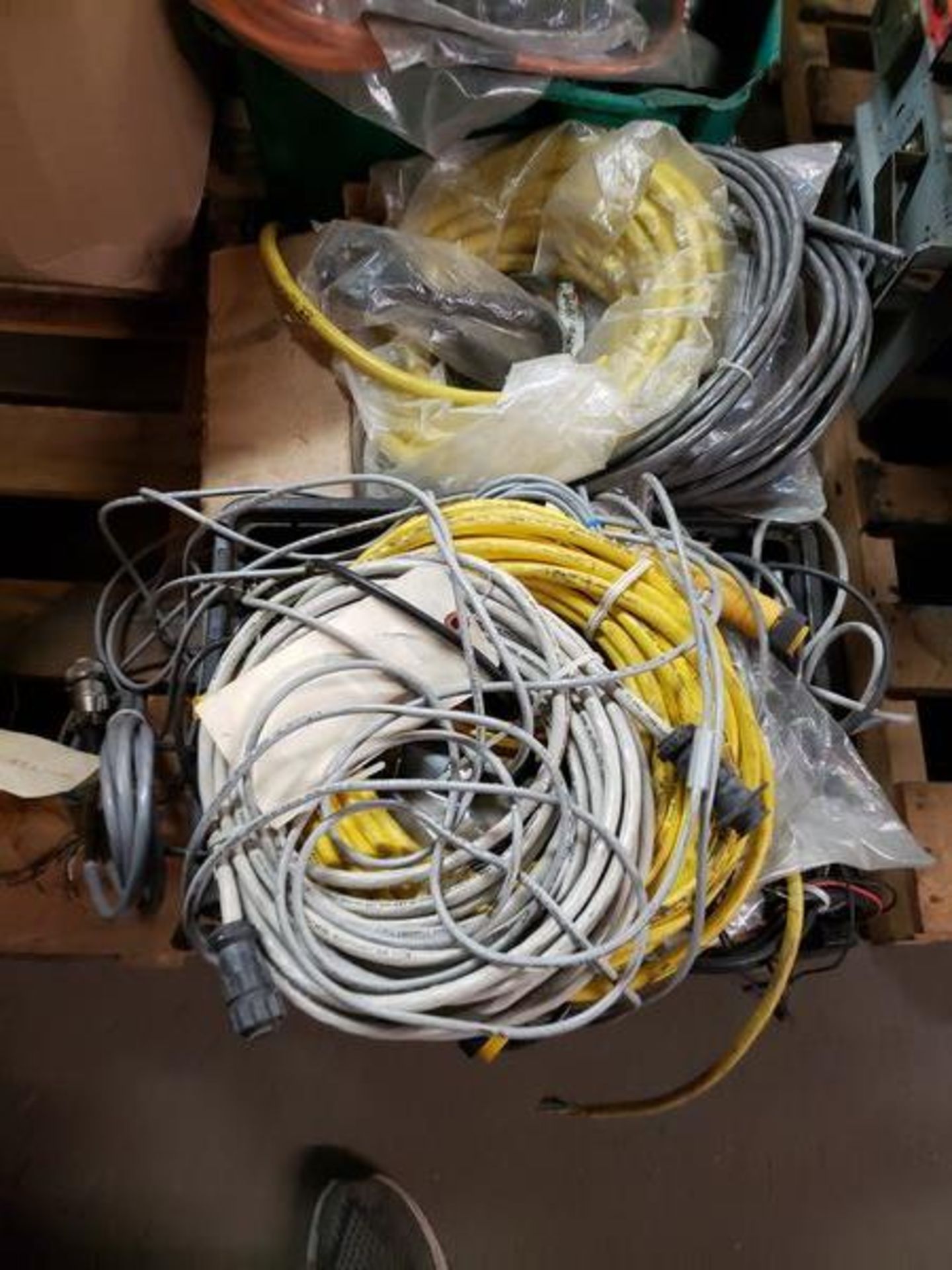 LOT OF CORDS AND CABLE - Image 2 of 4