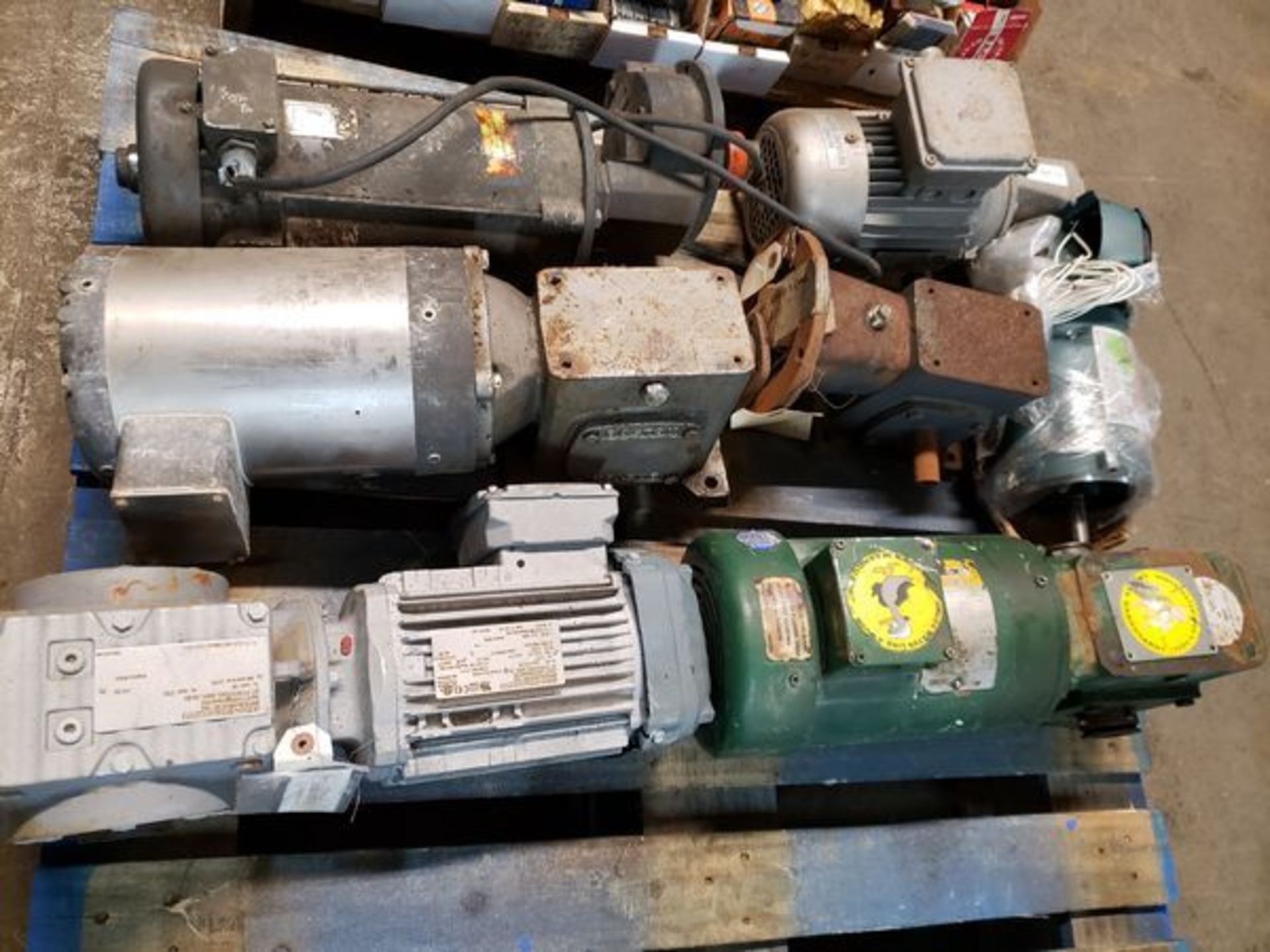 LOT OF MOTORS WITH DRIVES