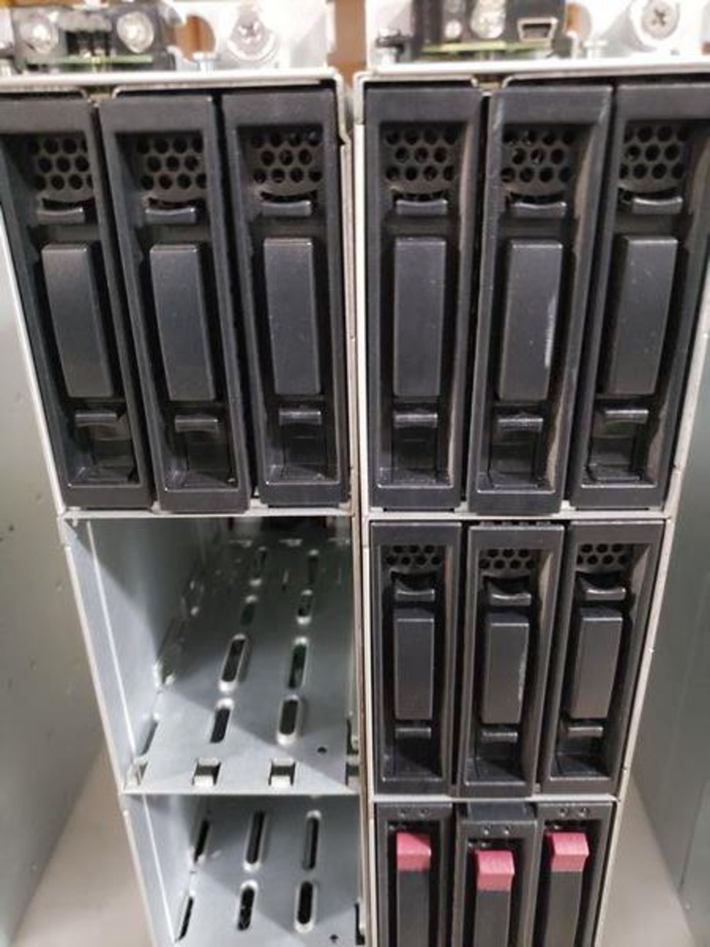 HP STORAGE BAYS WITH DRIVES - Image 2 of 5