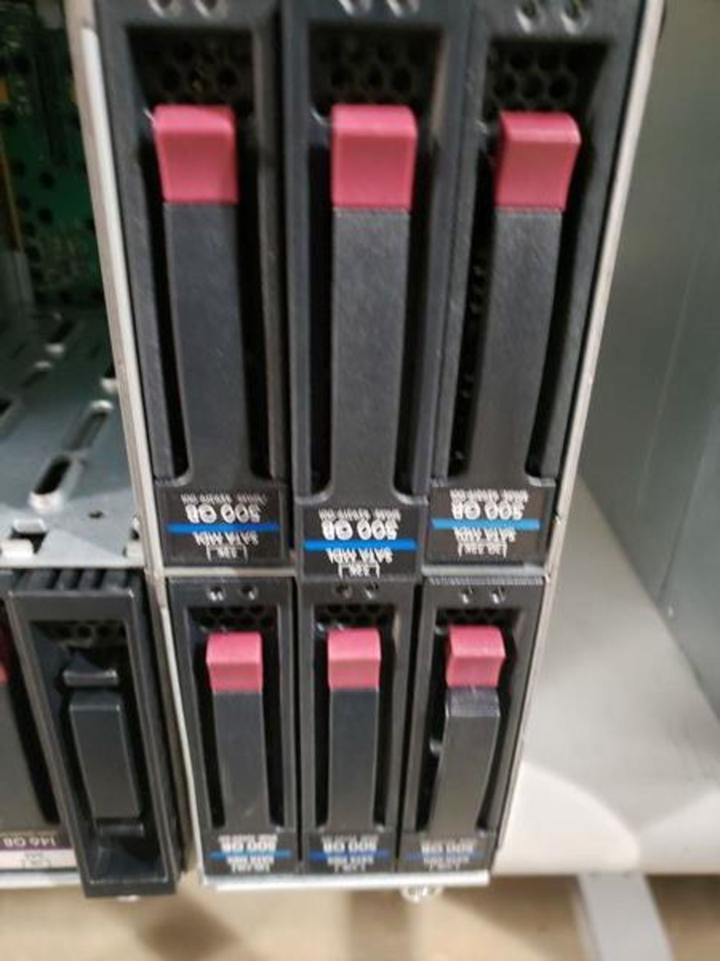 HP STORAGE BAYS WITH DRIVES - Image 3 of 5
