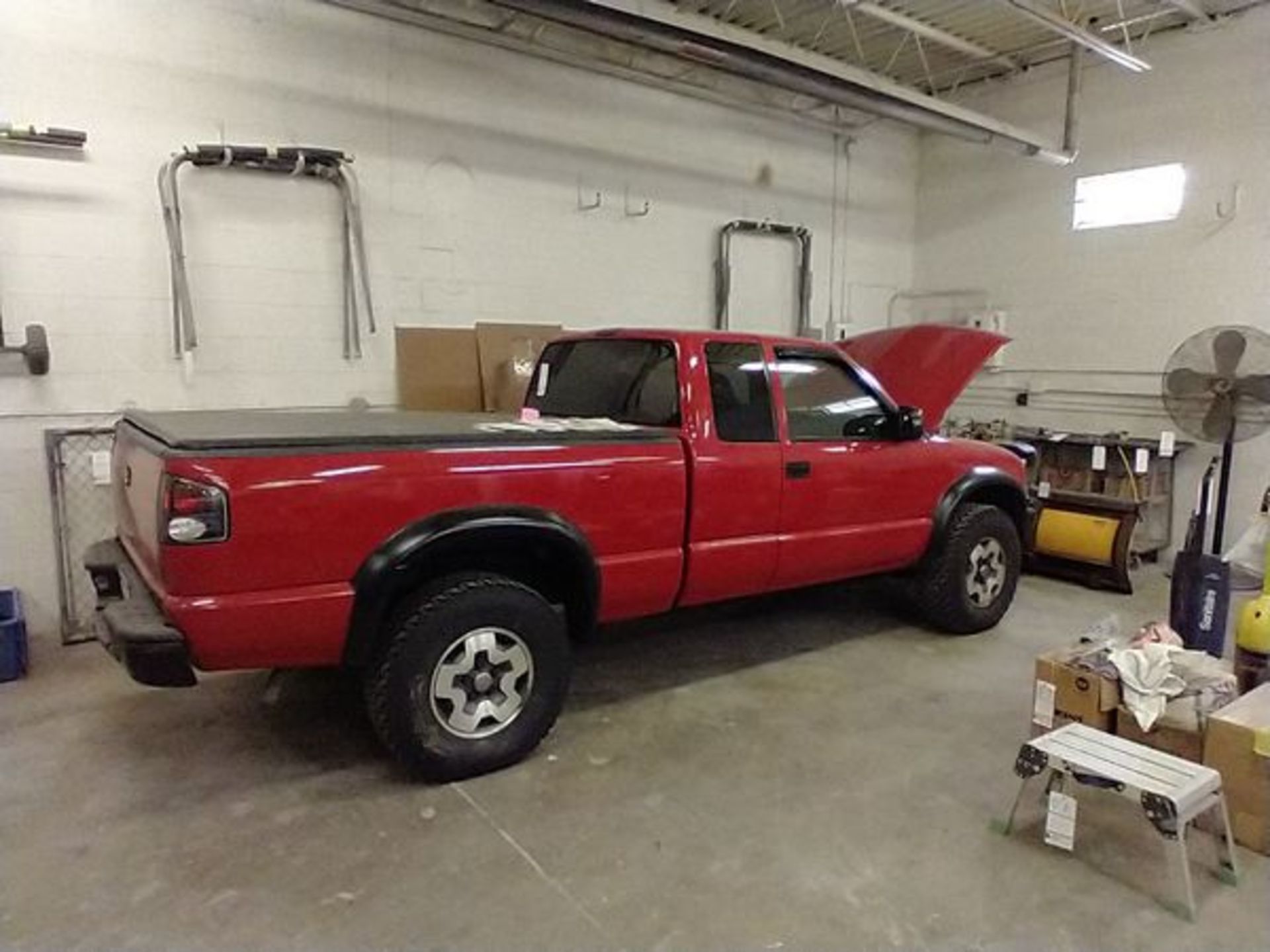 2003 MANUAL CHEVY S10 TRUCK WITH 78" PLOW - NEEDS BREAKS - 109837 MILES - VIN 1GCCT19X938234959