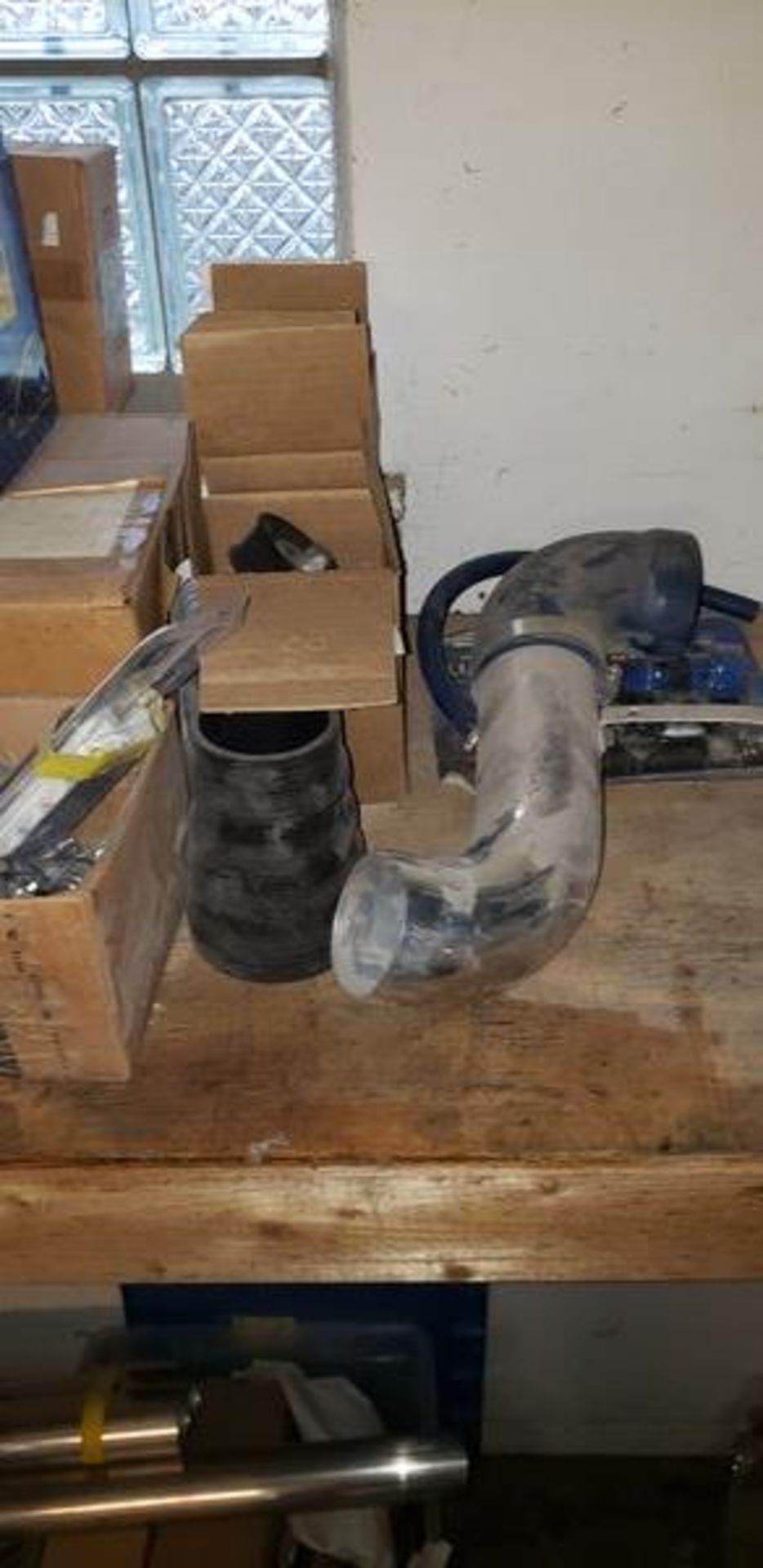 LOT OF ASSORTED CAR PARTS ON 2 SHELVES - Image 4 of 11