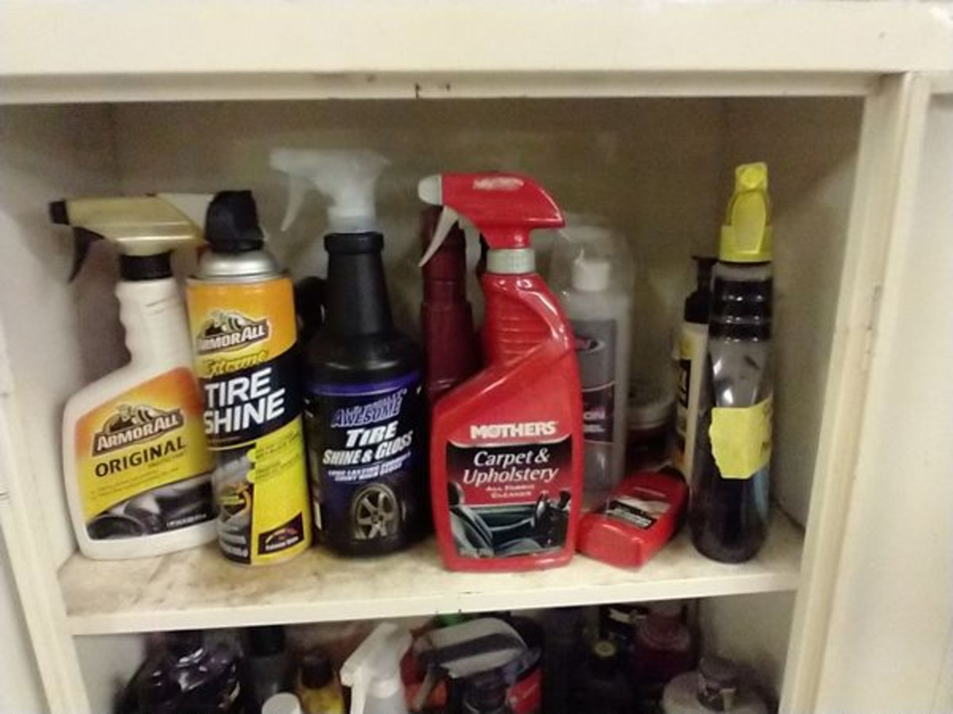 2 DOOR STORAGE CABINET WITH CAR CLEANERS AND WAXES - Image 3 of 6