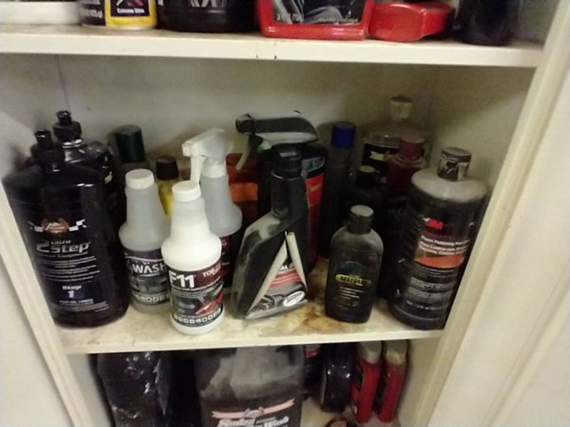 2 DOOR STORAGE CABINET WITH CAR CLEANERS AND WAXES - Image 4 of 6