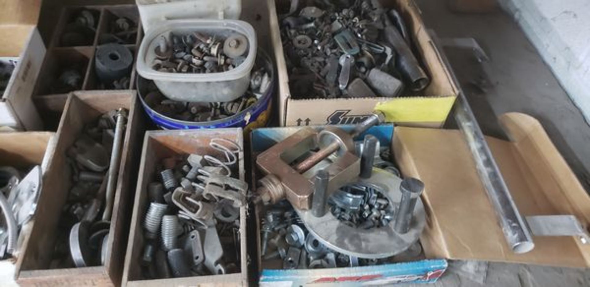 LOT OF ASSORTED FITTINGS AND SCRAP METAL - Image 3 of 4