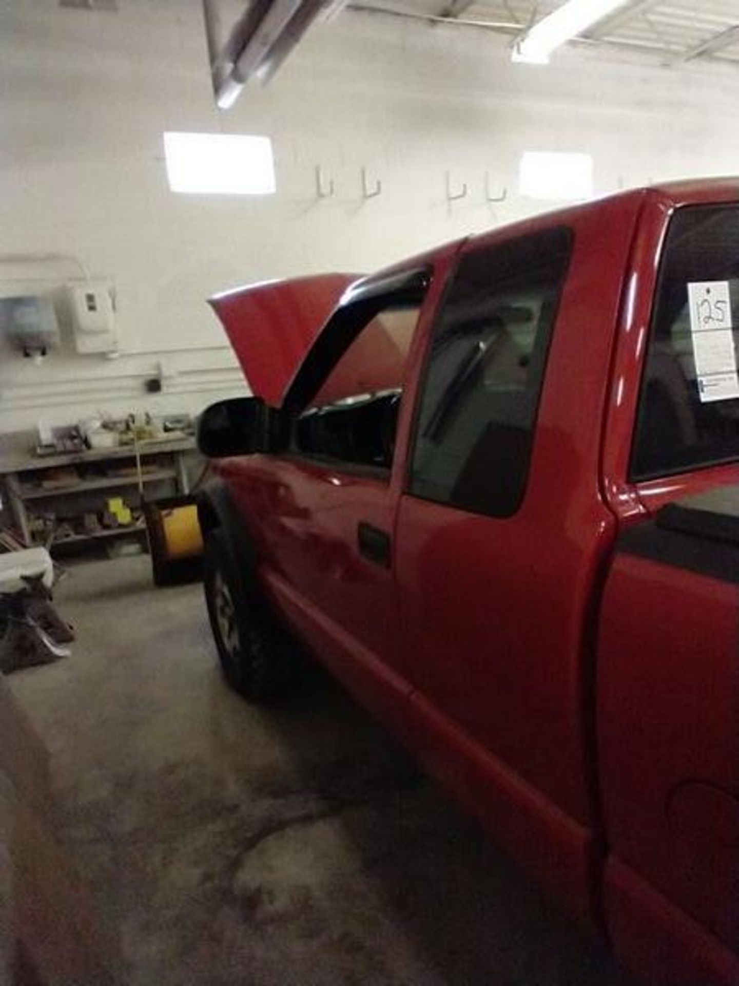 2003 MANUAL CHEVY S10 TRUCK WITH 78" PLOW - NEEDS BREAKS - 109837 MILES - VIN 1GCCT19X938234959 - Image 8 of 9