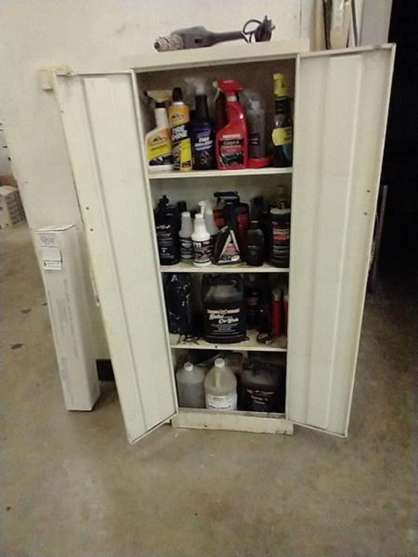 2 DOOR STORAGE CABINET WITH CAR CLEANERS AND WAXES - Image 2 of 6