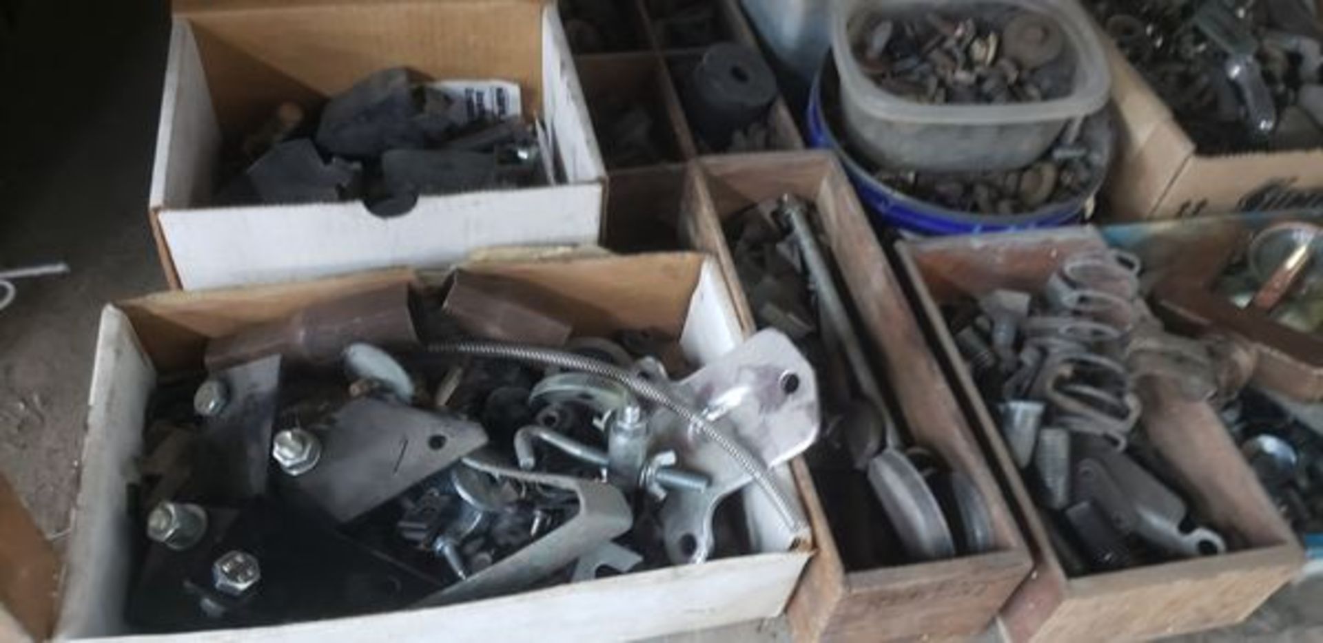 LOT OF ASSORTED FITTINGS AND SCRAP METAL - Image 2 of 4