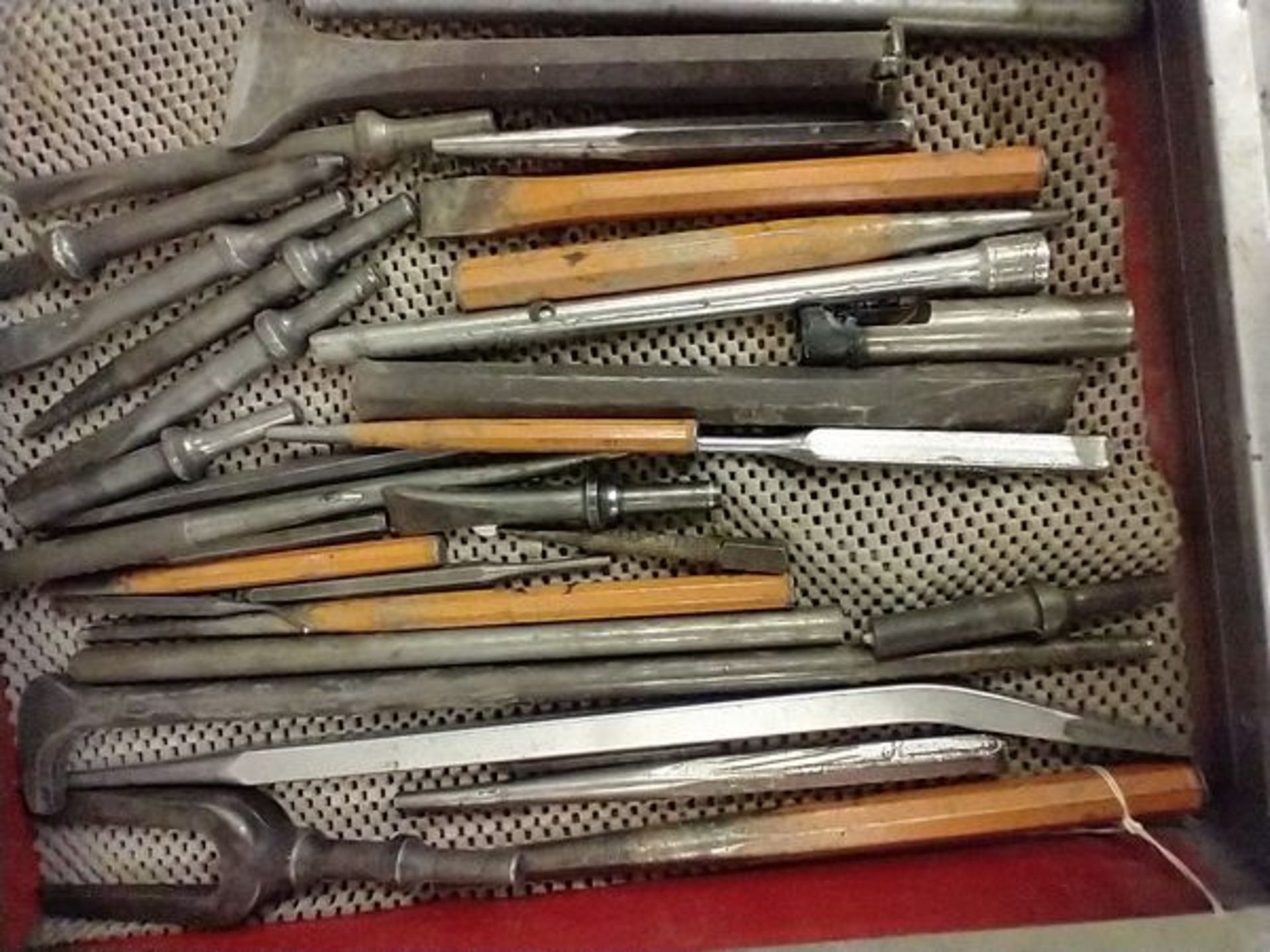 ASSORTED CHISELS AND MISC TOOLS - Image 6 of 6