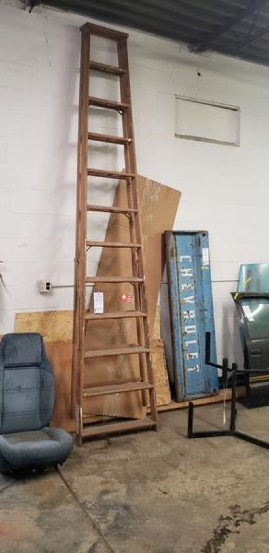 12' WOODEN STEP LADDER