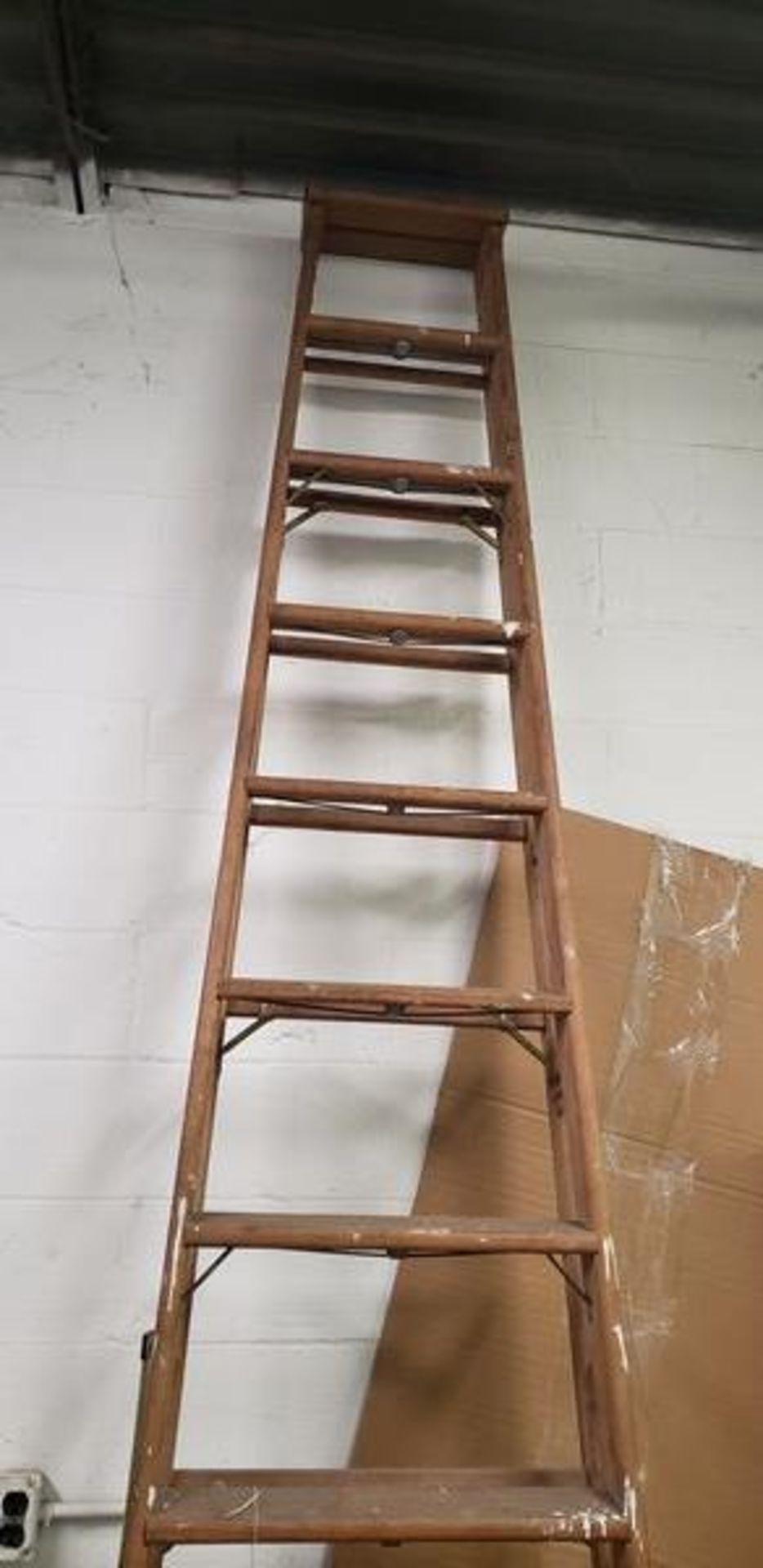 12' WOODEN STEP LADDER - Image 3 of 3