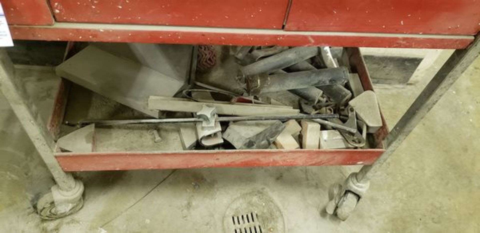 SNAP ON TOOL CART WITH CONTENT ON BOTTOM SHELF - Image 3 of 3