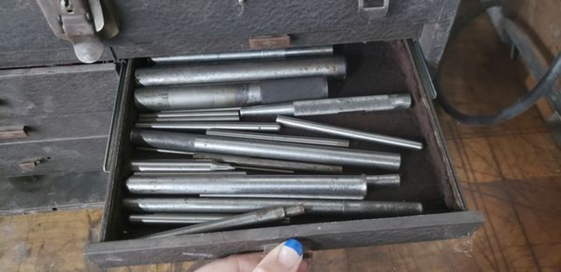 KENNEDY MACHINIST TOOL CHEST WITH CONTENTS - Image 8 of 11