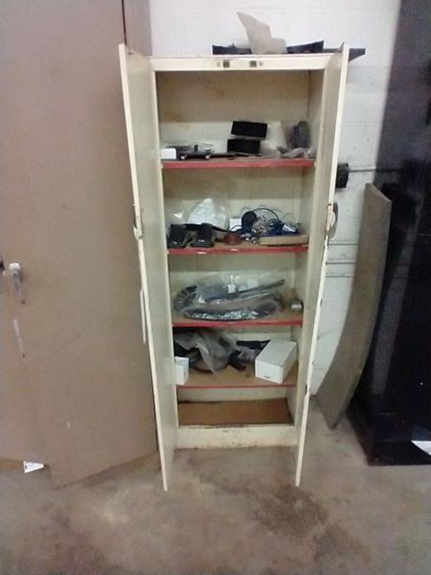 2 DOOR METAL STORAGE CABINET - Image 3 of 3