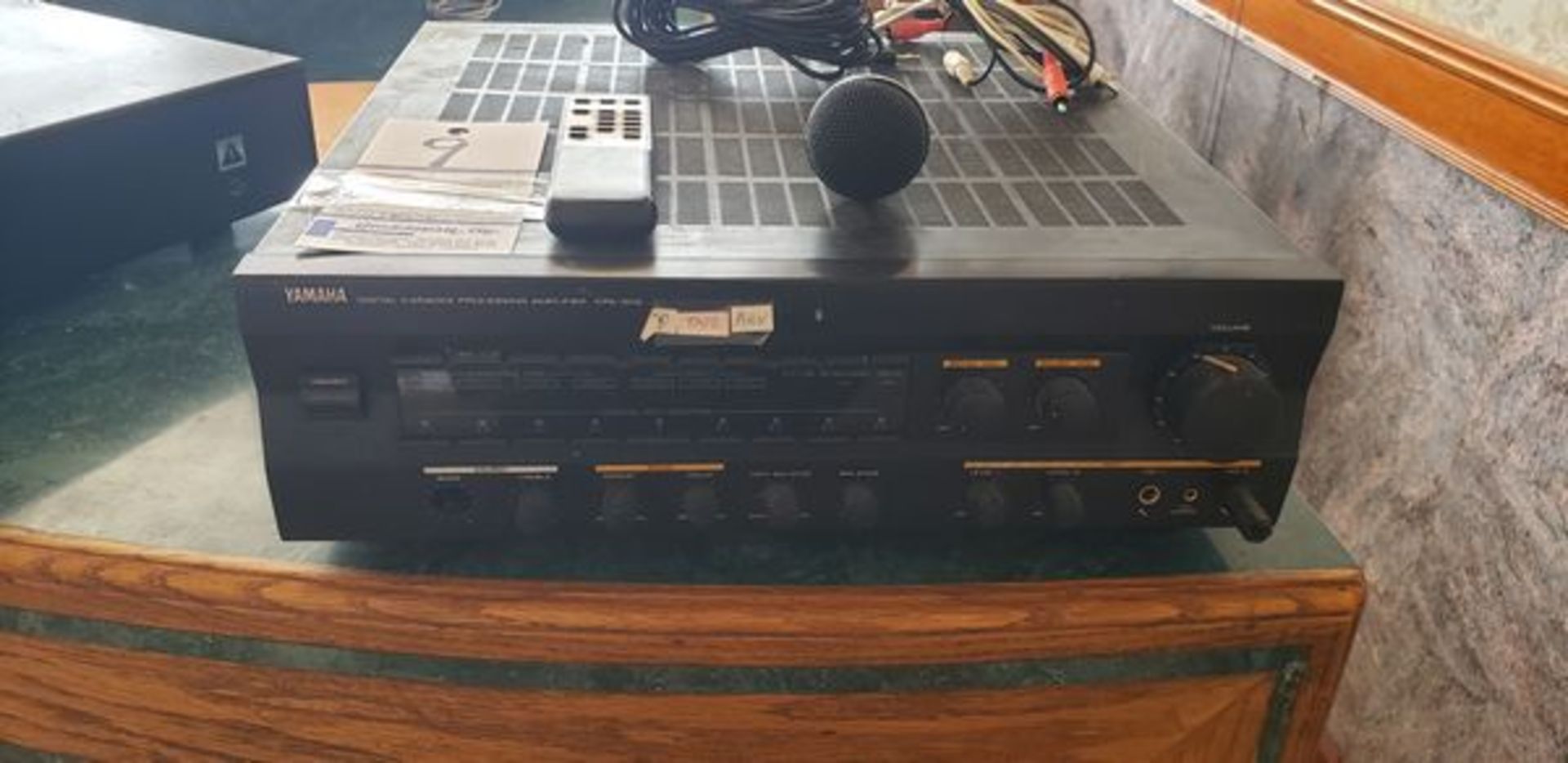 YAMAHA DIGITAL KARAOKE PROCESSING AMPLIFIER MODEL KPA-502 WITH MICROPHONE