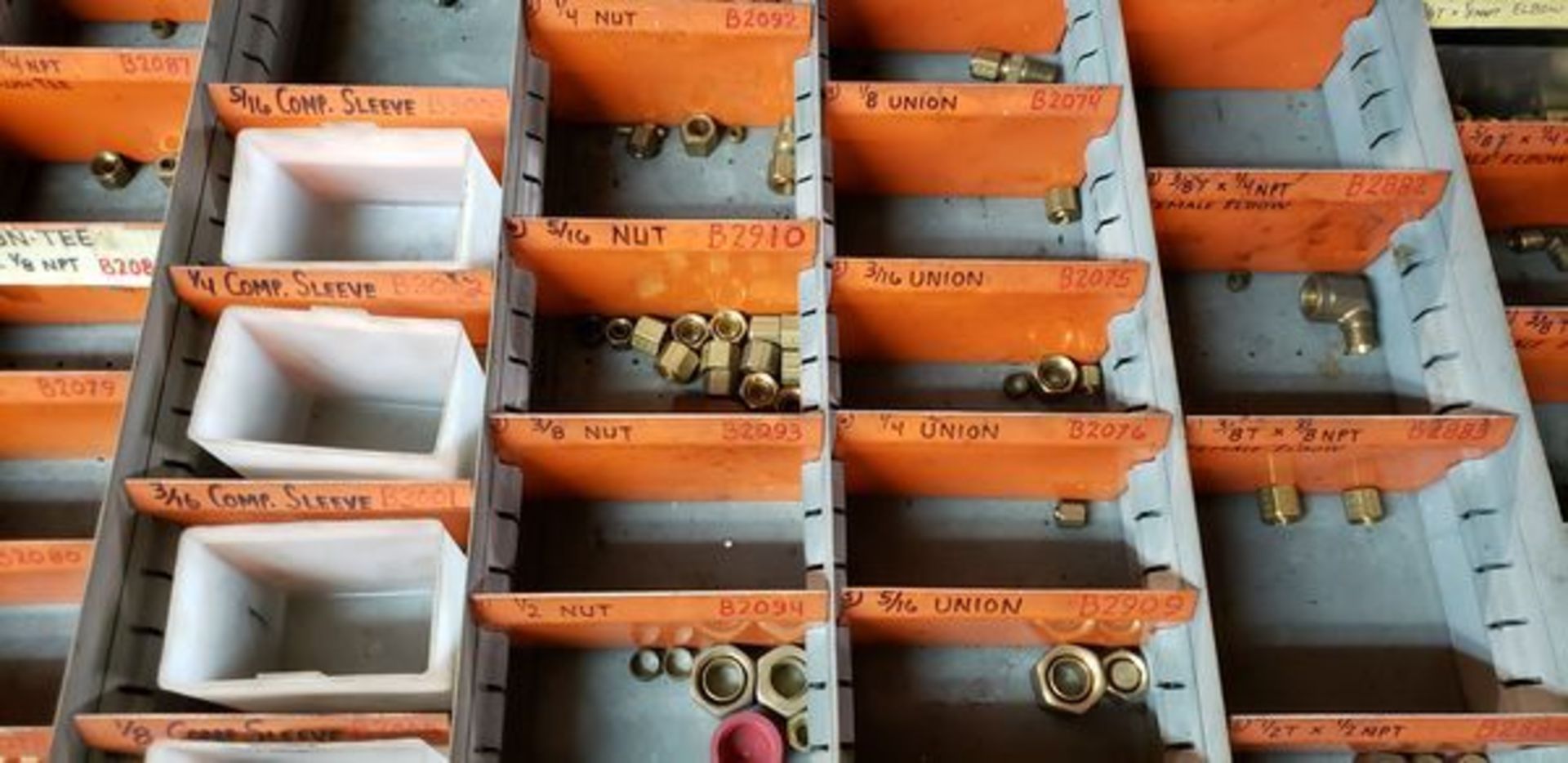 (VIDMAR TYPE) 11 DRAWER PARTS CABINET WITH CONTENTS OF FITTINGS - Image 4 of 16