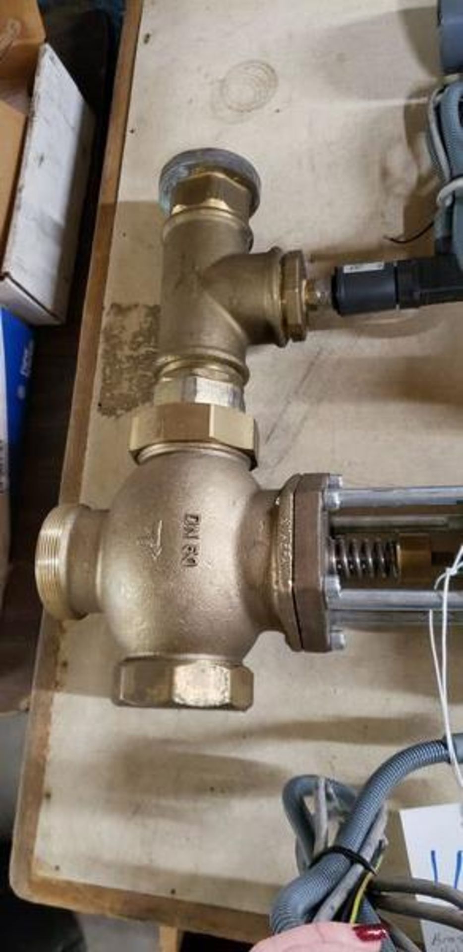 LOT OF 2 BRASS VALVES - Image 2 of 6