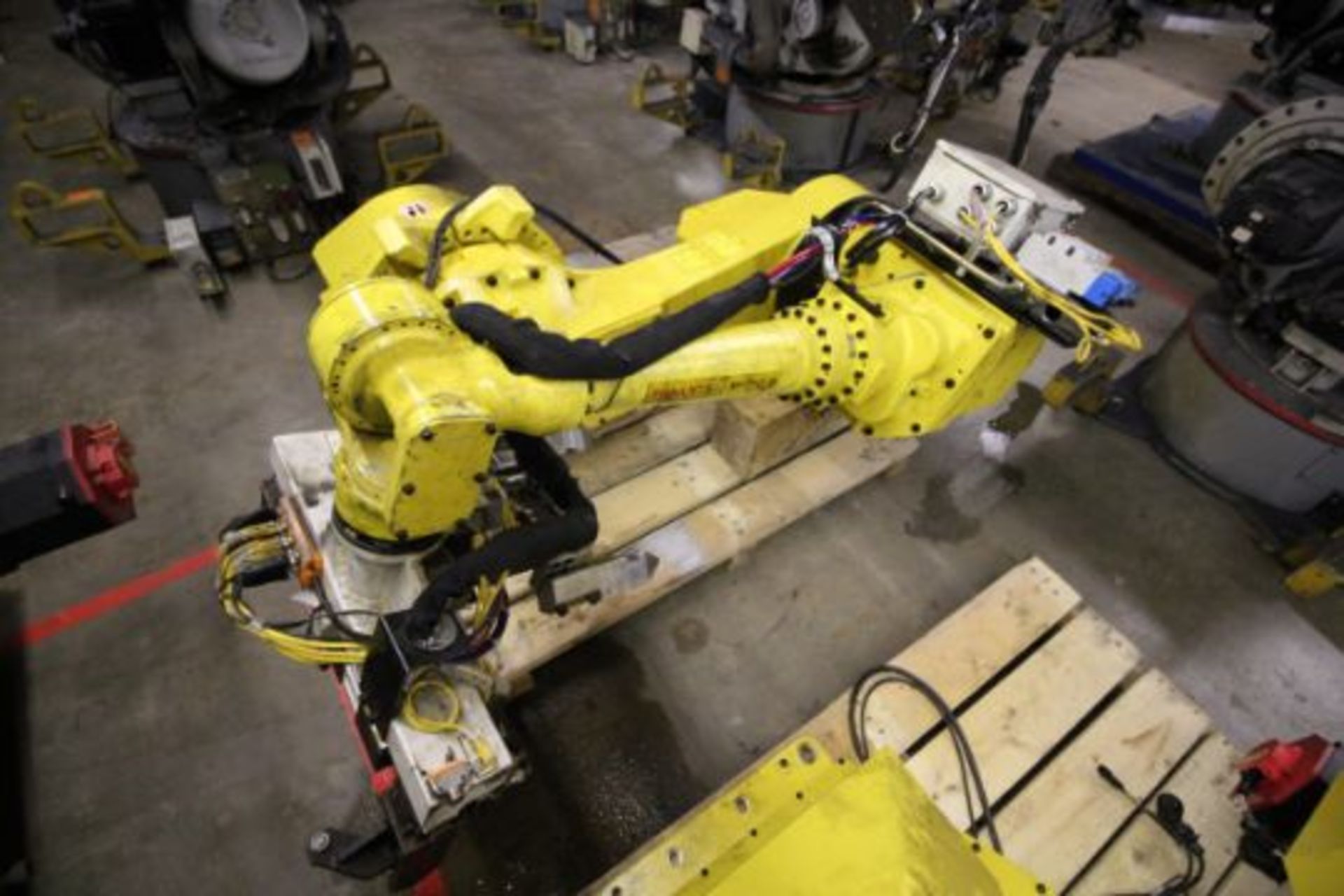 FANUC M710iB/70T GANTRY ROBOT SYSTEMS 10,200 MM TRAVEL X APPOX. 8' TALL RJ3iB CONTROLLER - Image 2 of 5