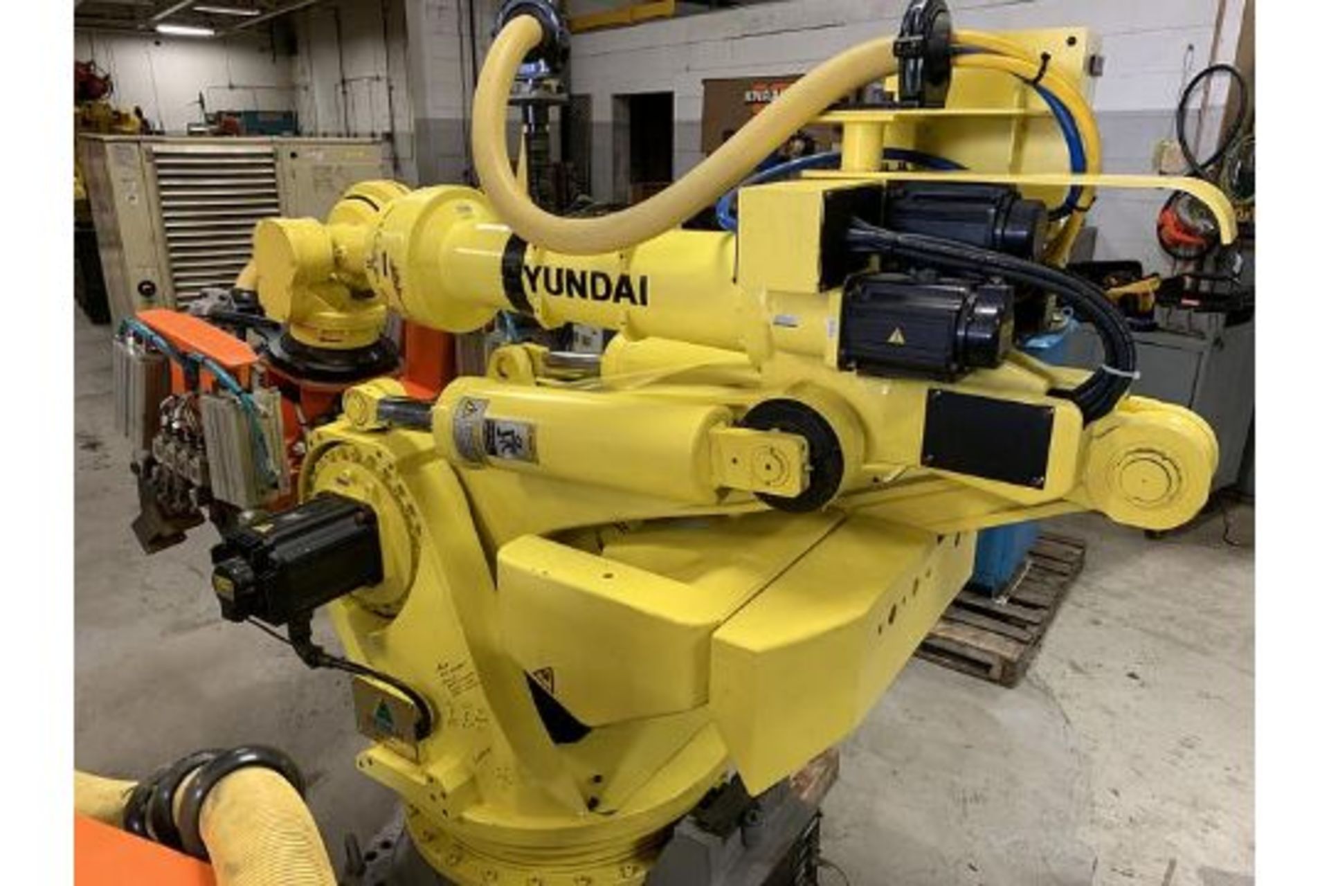 HYUNDIA ROBOT MODEL HX400 400KG X 2573MM H REACH WITH Hi5-N80U CONTR, YEAR 2012, SN HB35-055-572