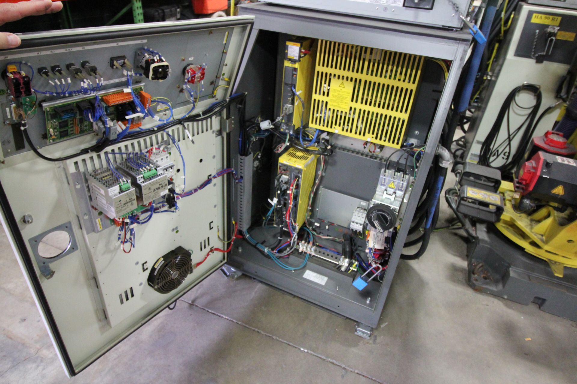 FANUC ROBOT R-2000iB/210F WITH R-30iA CONTROL, CABLES & TEACH PENDANT, YEAR 2014 - Image 4 of 8