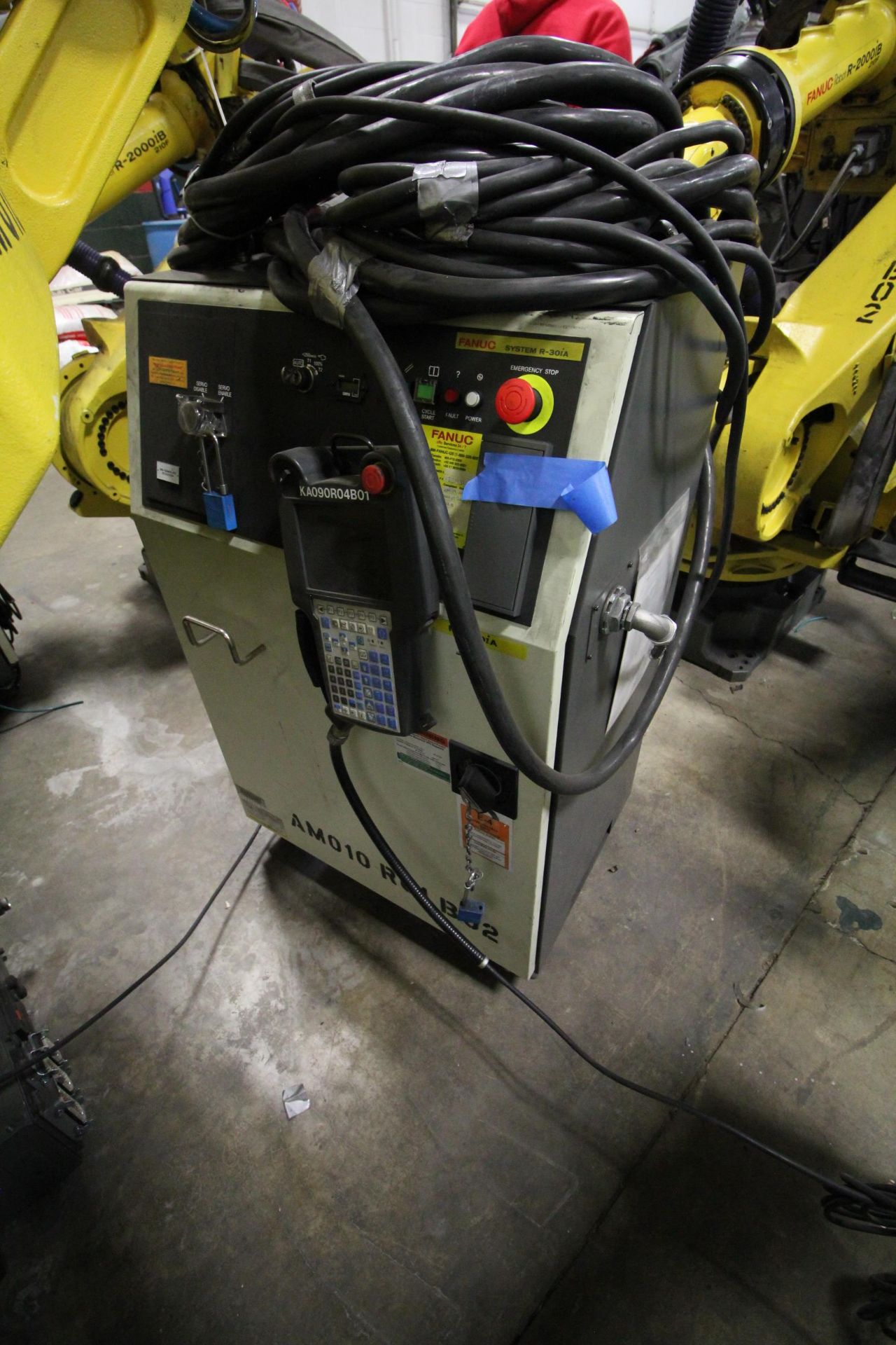 FANUC ROBOT M-900iA/400L WITH R-30iA CONTROLLER, TEACH PENDANT AND CABLES, YEAR 2014 - Image 5 of 11