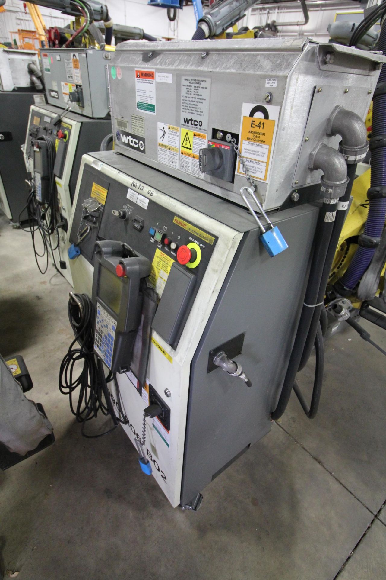 FANUC ROBOT R-2000iB/210F WITH R-30iA CONTROL, CABLES & TEACH PENDANT, YEAR 2009 - Image 4 of 8