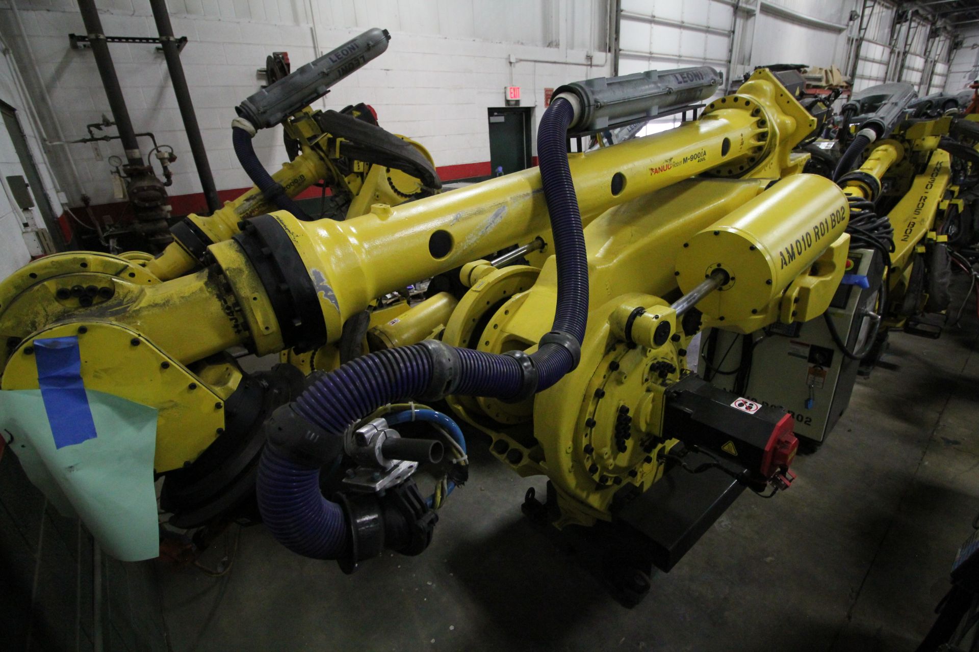 FANUC ROBOT M-900iA/400L WITH R-30iA CONTROLLER, TEACH PENDANT AND CABLES, YEAR 2014 - Image 4 of 11