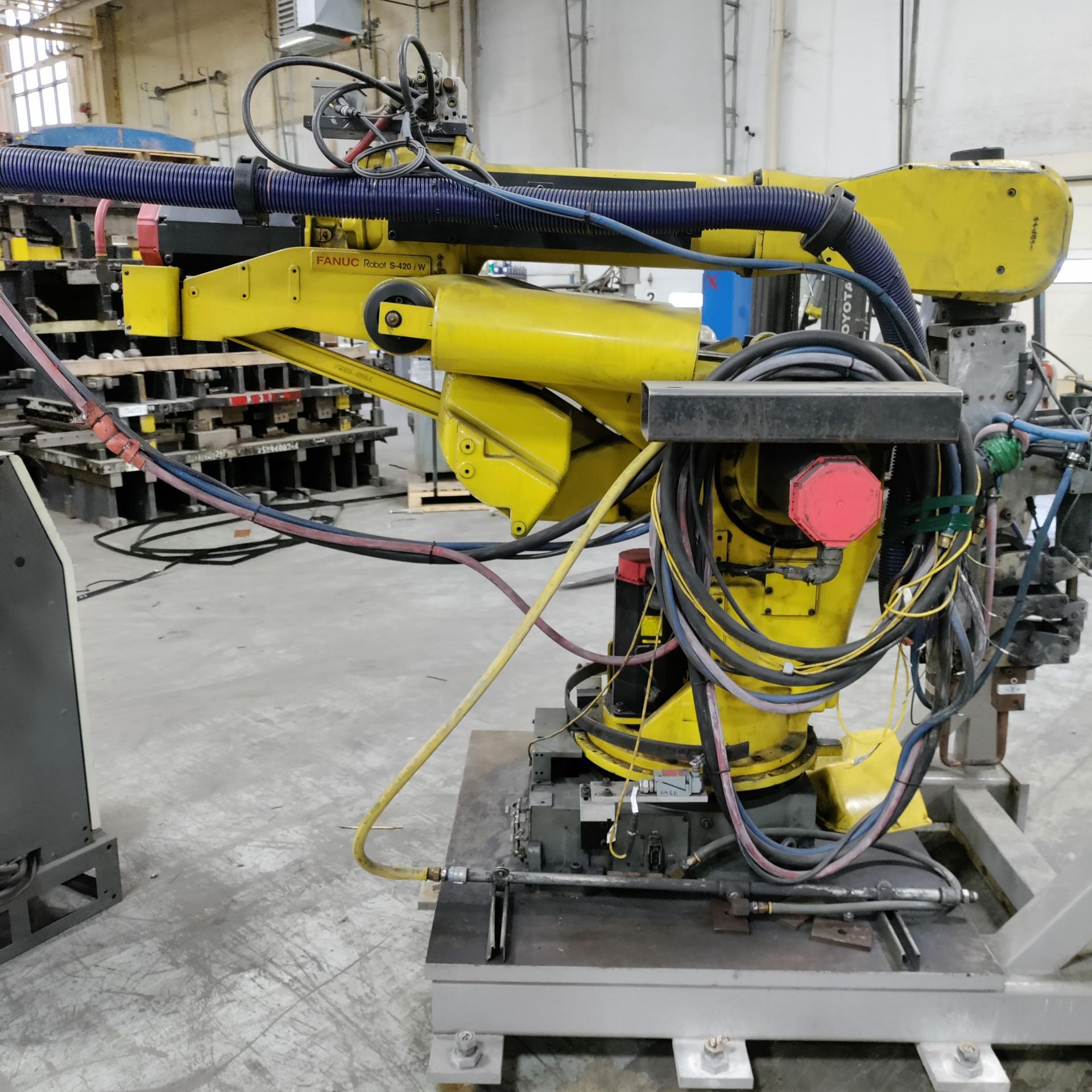 FANUC ROBOT S-420iW SN 27408 WITH R-J2 CONTROL - Image 2 of 7