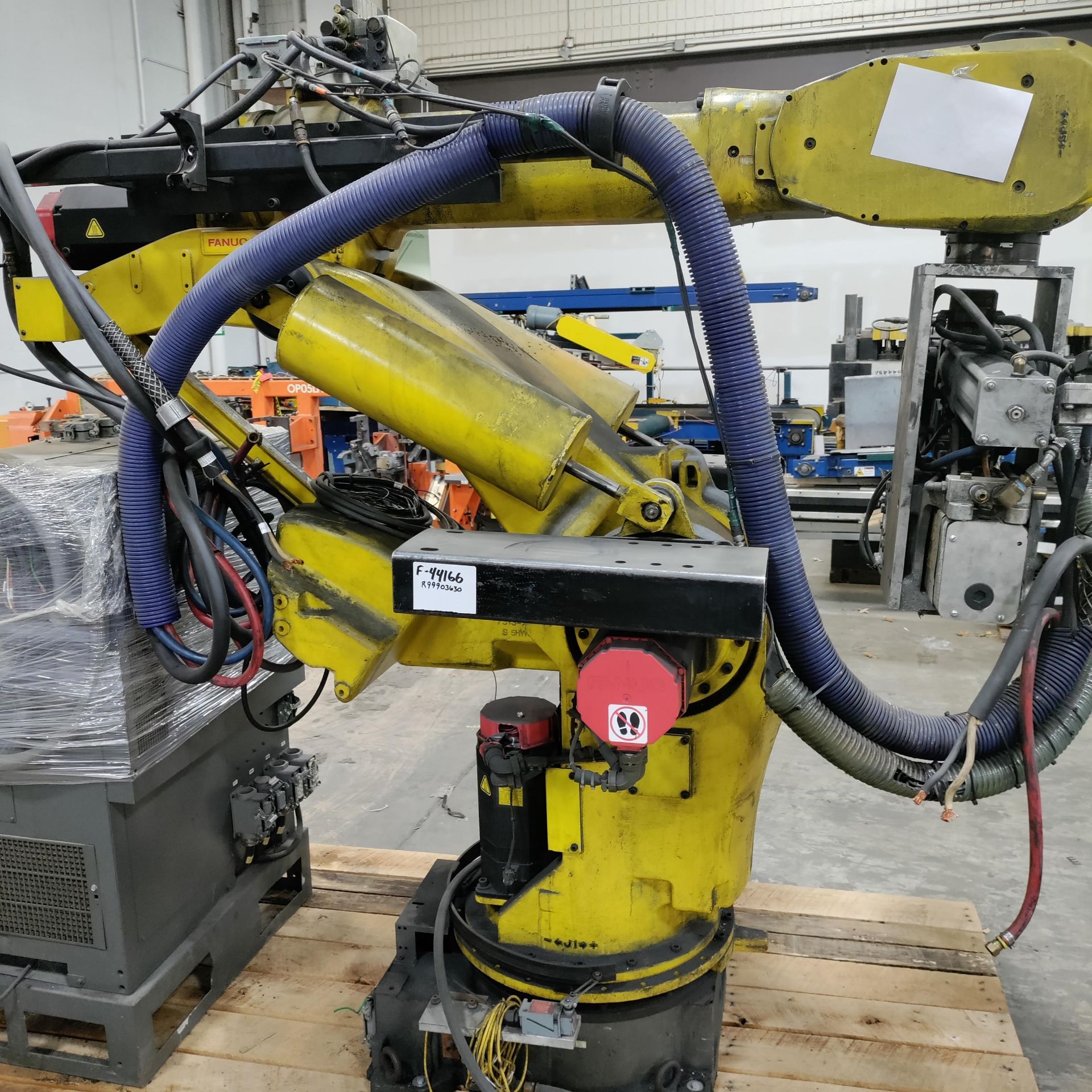 FANUC ROBOT S-420iW SN F-44166 WITH R-J2 CONTROL - Image 2 of 7