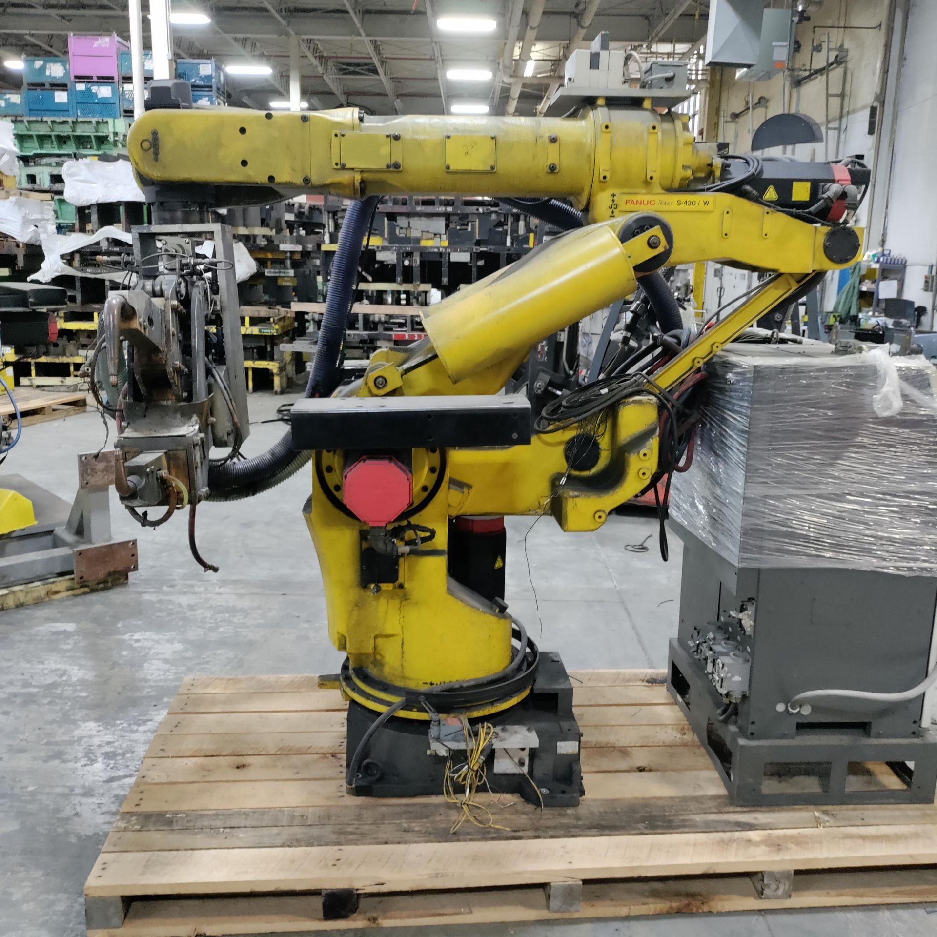 FANUC ROBOT S-420iW SN F-44166 WITH R-J2 CONTROL