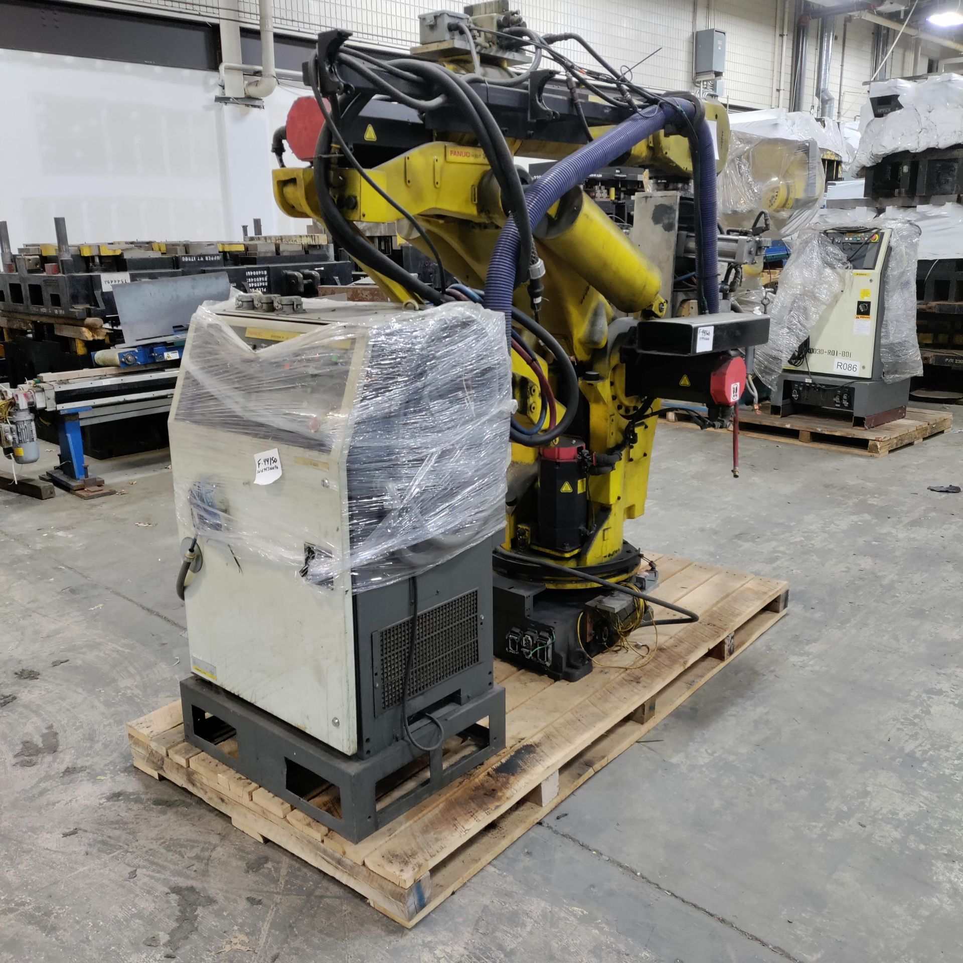 FANUC ROBOT S-420iW SN F-44166 WITH R-J2 CONTROL - Image 3 of 7