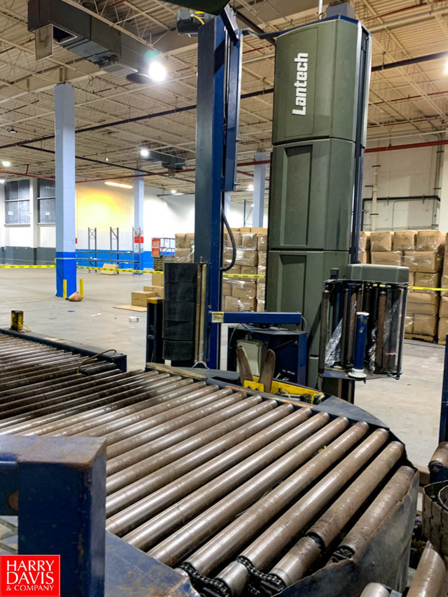 Lantech Pallet Wrapper, Series: Q1000 Automatic with 48" Wide x 26' Long Conveyor S/N: QA0010G5