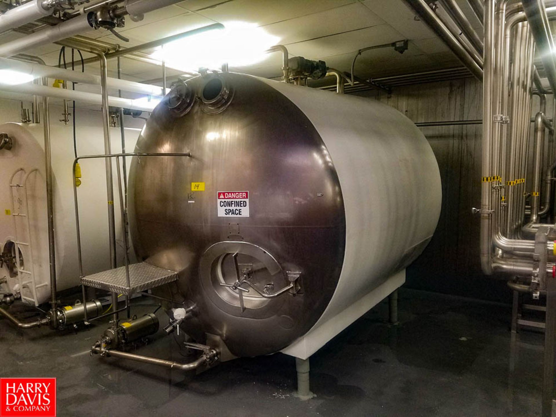 Walker 2,000 Gallon S/S Horizontal Insulated Tank, With S/S Front, Vertical Agitation, S/S Spray