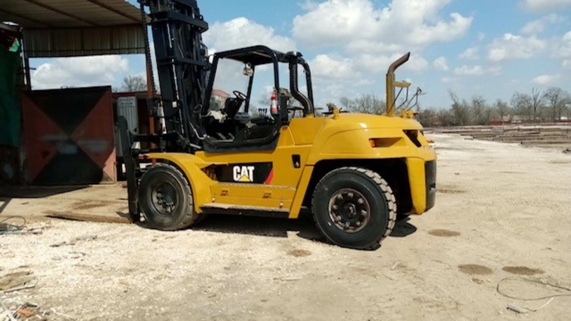 CAT Model P33000 Forklift, 33,000 # capacity - Image 2 of 13