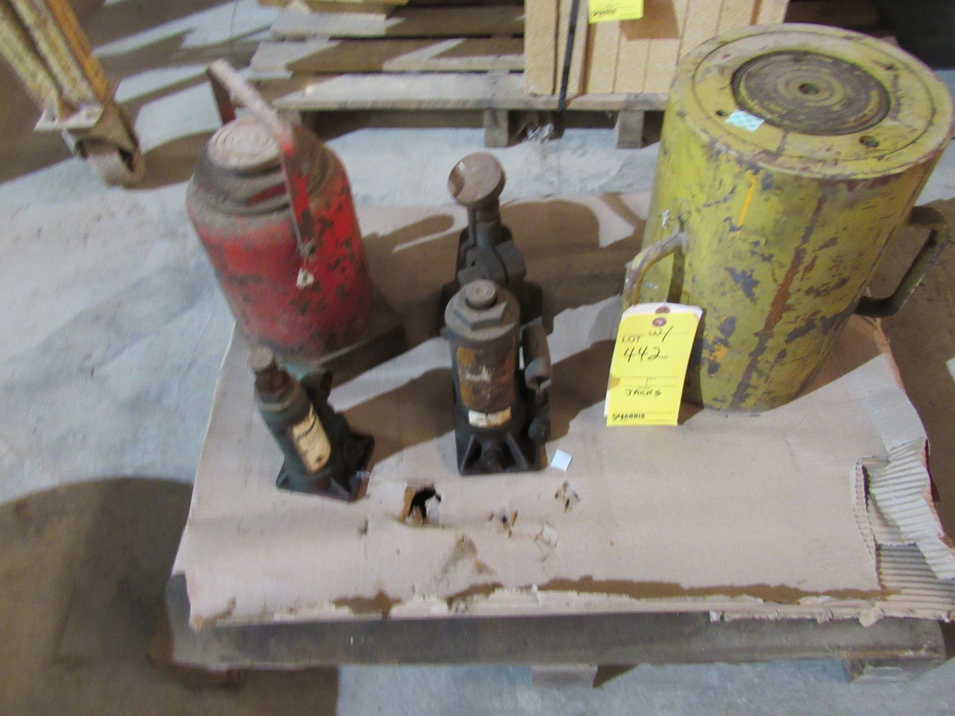 Lot: Assorted Jacks and (2) Railroad Jacks - Image 5 of 5