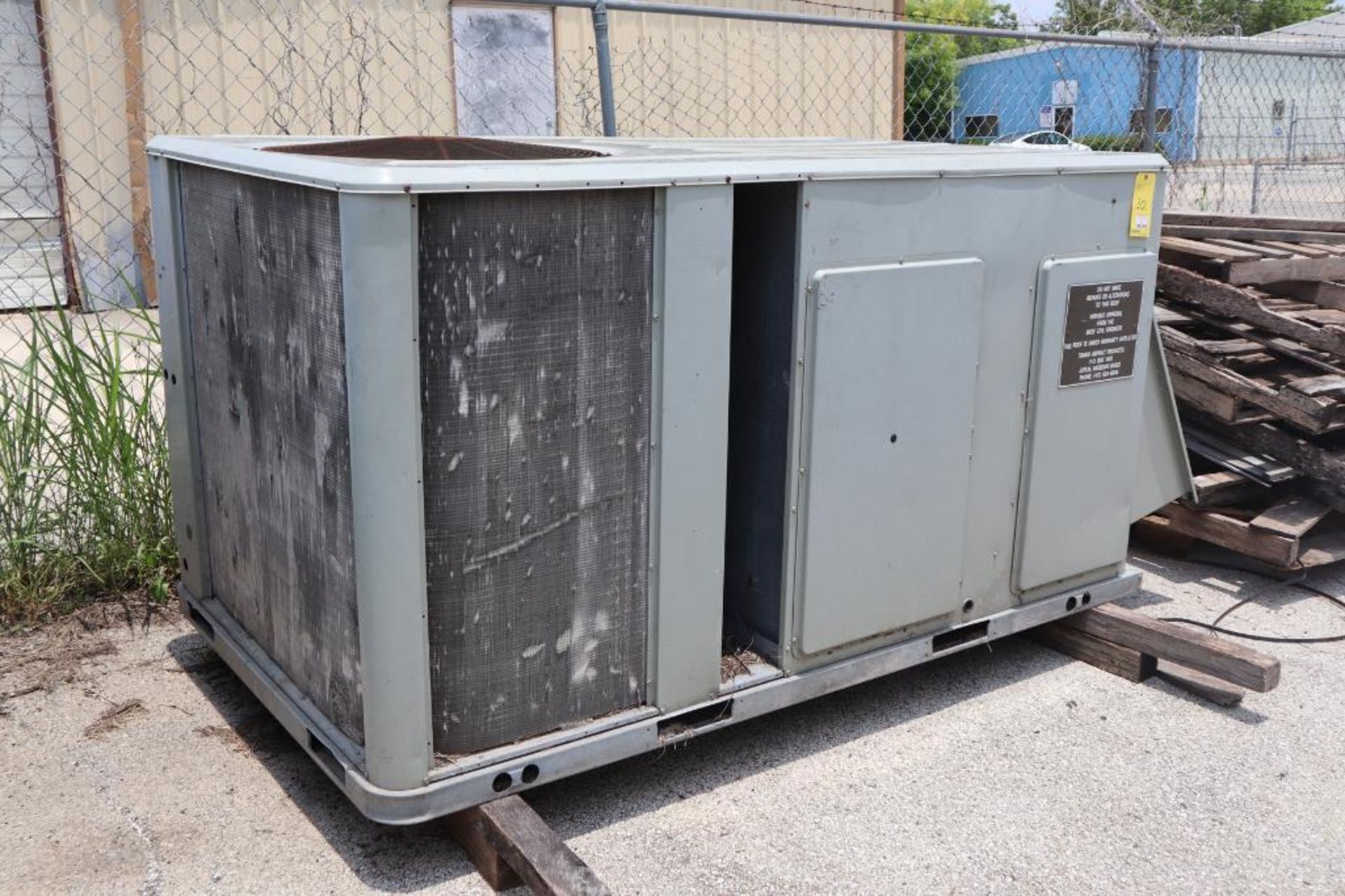 Trane Air Conditioning Unit, Model YHC120A4RLA09000000, new 2001, electrical: 460V/60Hz/3P, 150,000 - Image 3 of 4