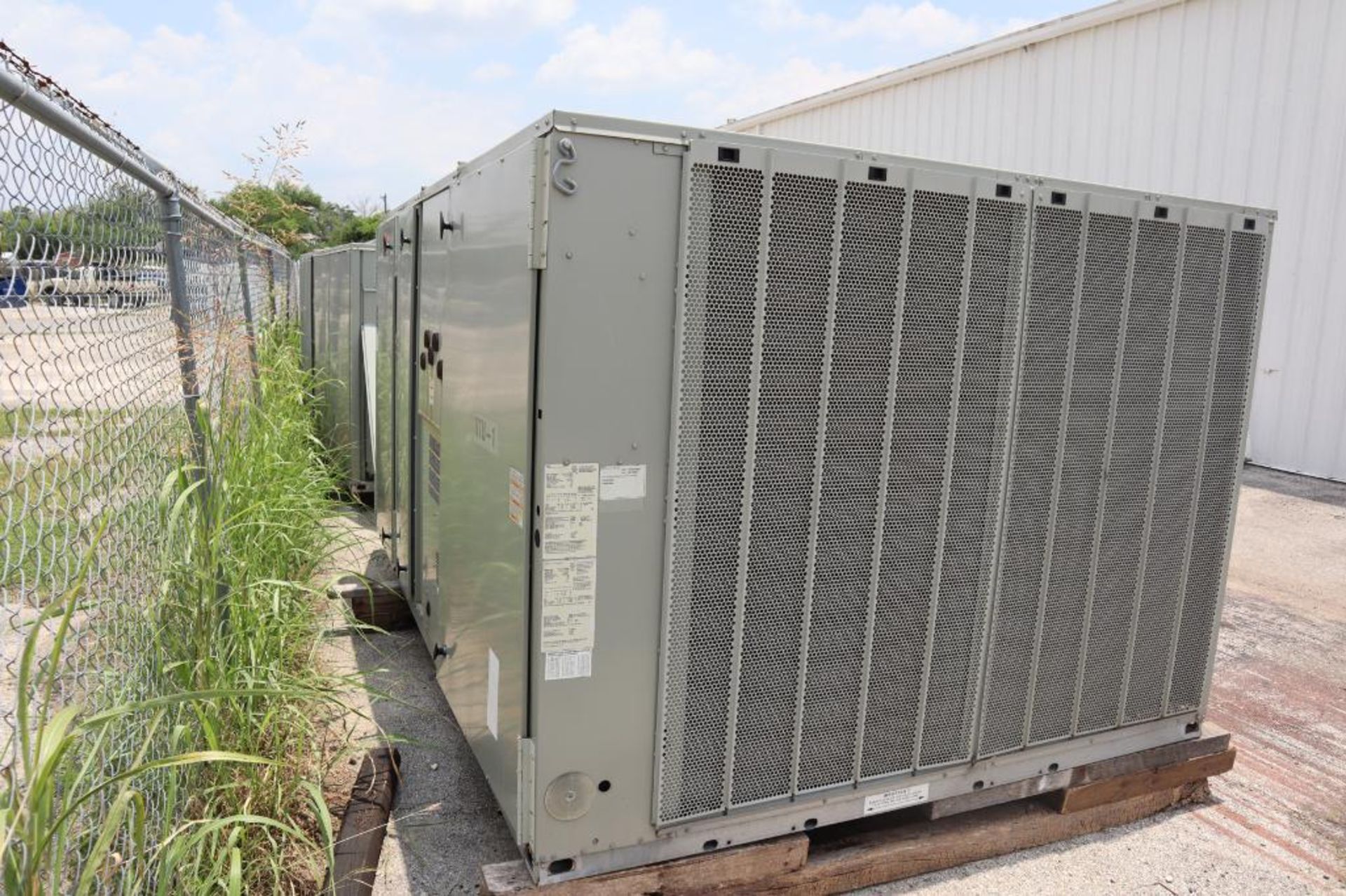 Trane Air Conditioning Unit, Model YCD181F4H0AA, new 2012, electrical: 460V/60Hz/3P, 350,000 BTU, S/ - Image 4 of 6